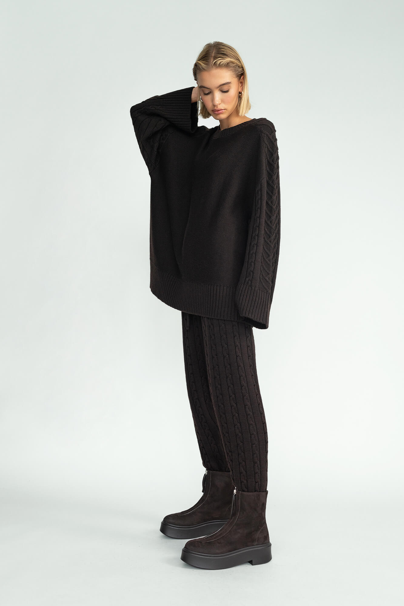 Pullover Dolly in Dunkelbraun von vorne by VIVAL.STUDIO