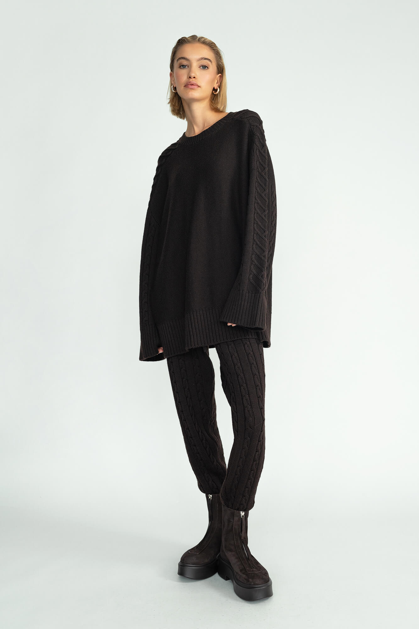 Pullover Dolly in Dunkelbraun von vorne by VIVAL.STUDIO