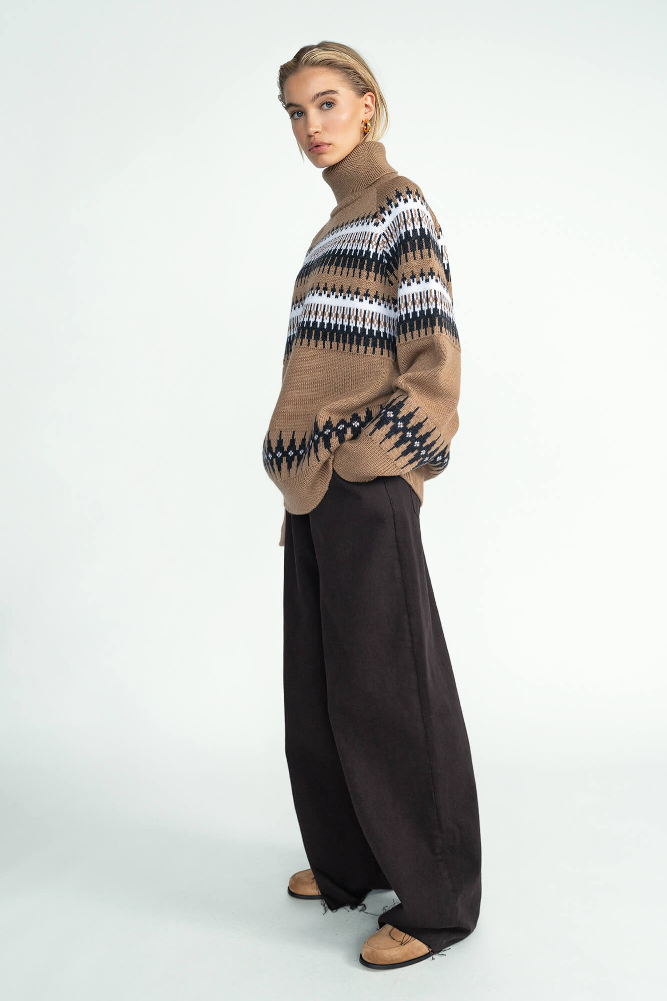 Pullover Haven in Camel von vorne by VIVAL.STUDIO