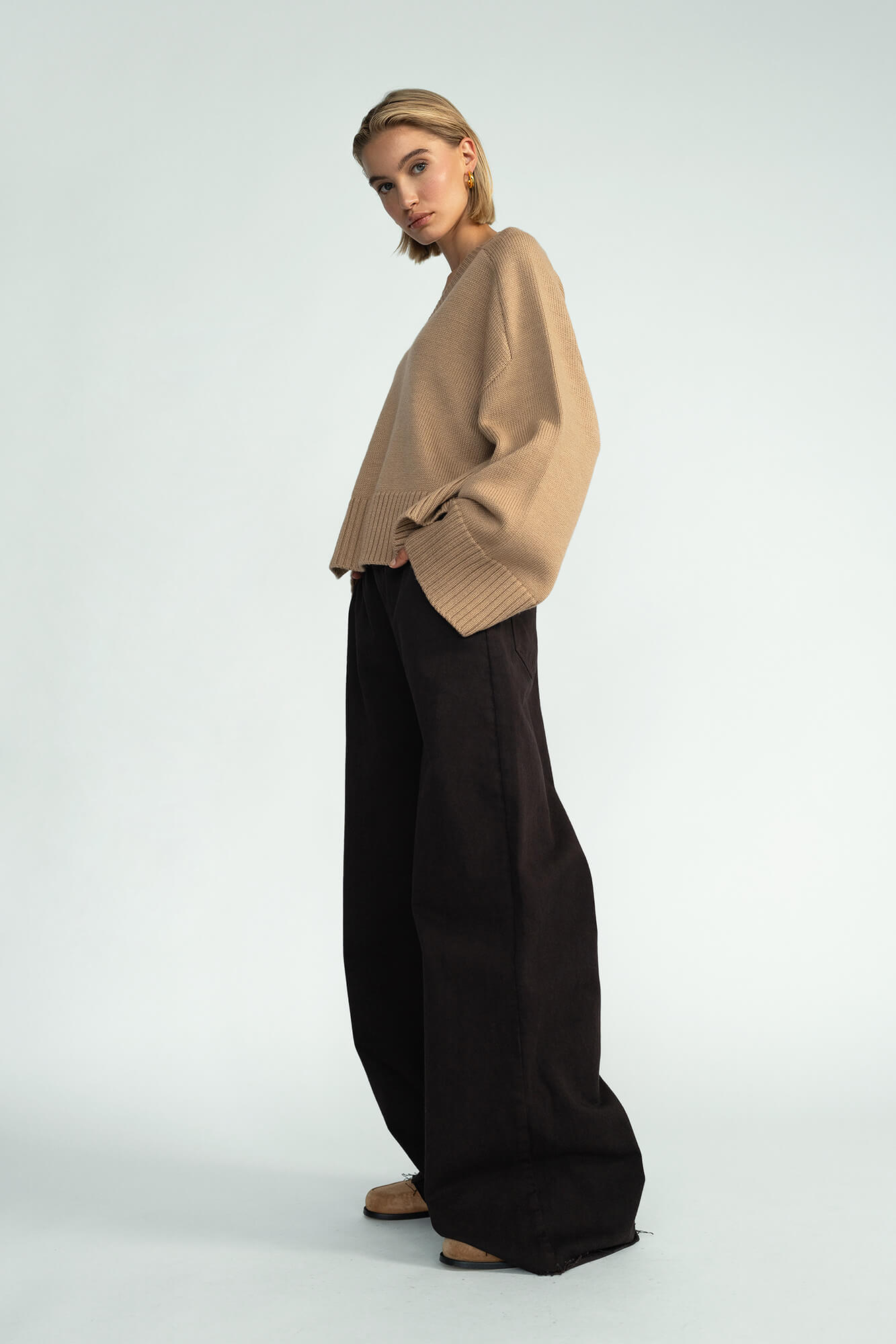 Pullover Liz in camelmelange von vorne by VIVAL.STUDIO