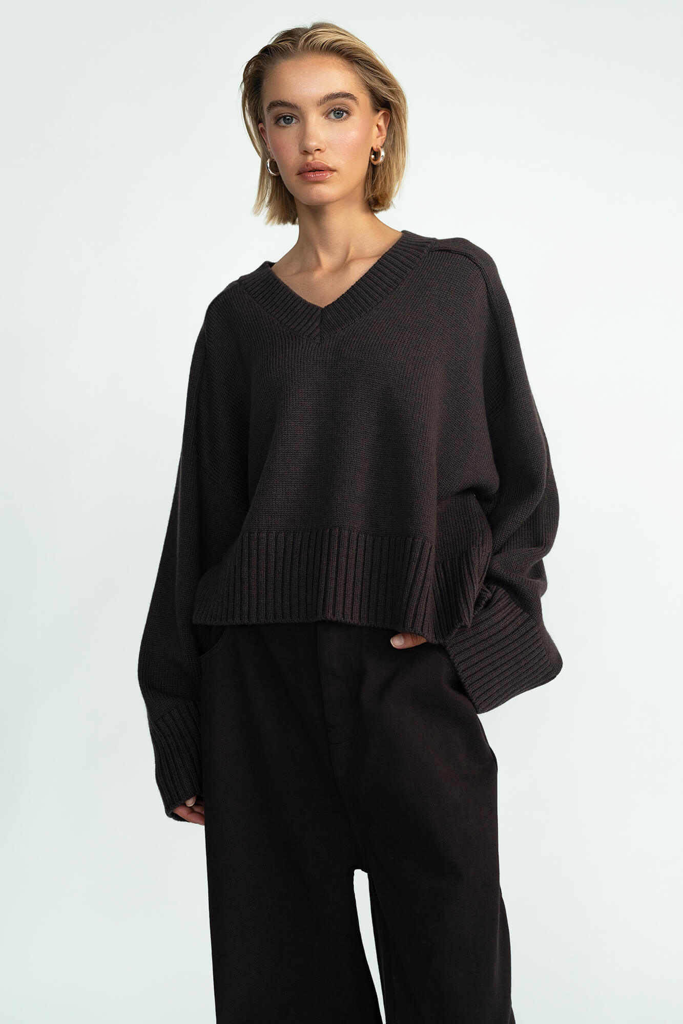 Pullover Liz in dunkelbraun melange von vorne by VIVAL.STUDIO