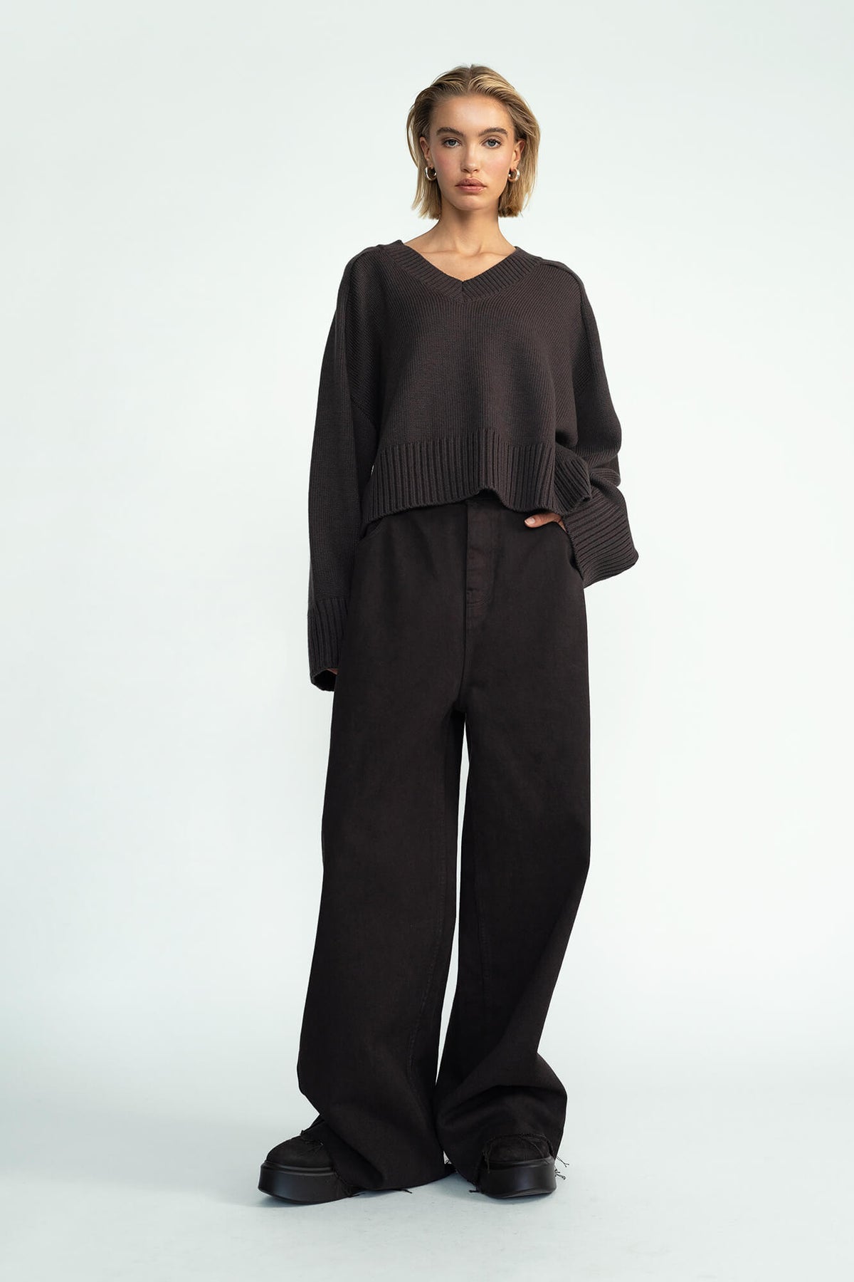 Pullover Liz in dunkelbraun melange von vorne by VIVAL.STUDIO