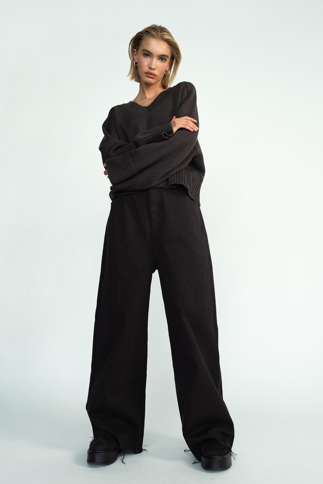 Pullover Liz in dunkelbraun melange von vorne by VIVAL.STUDIO