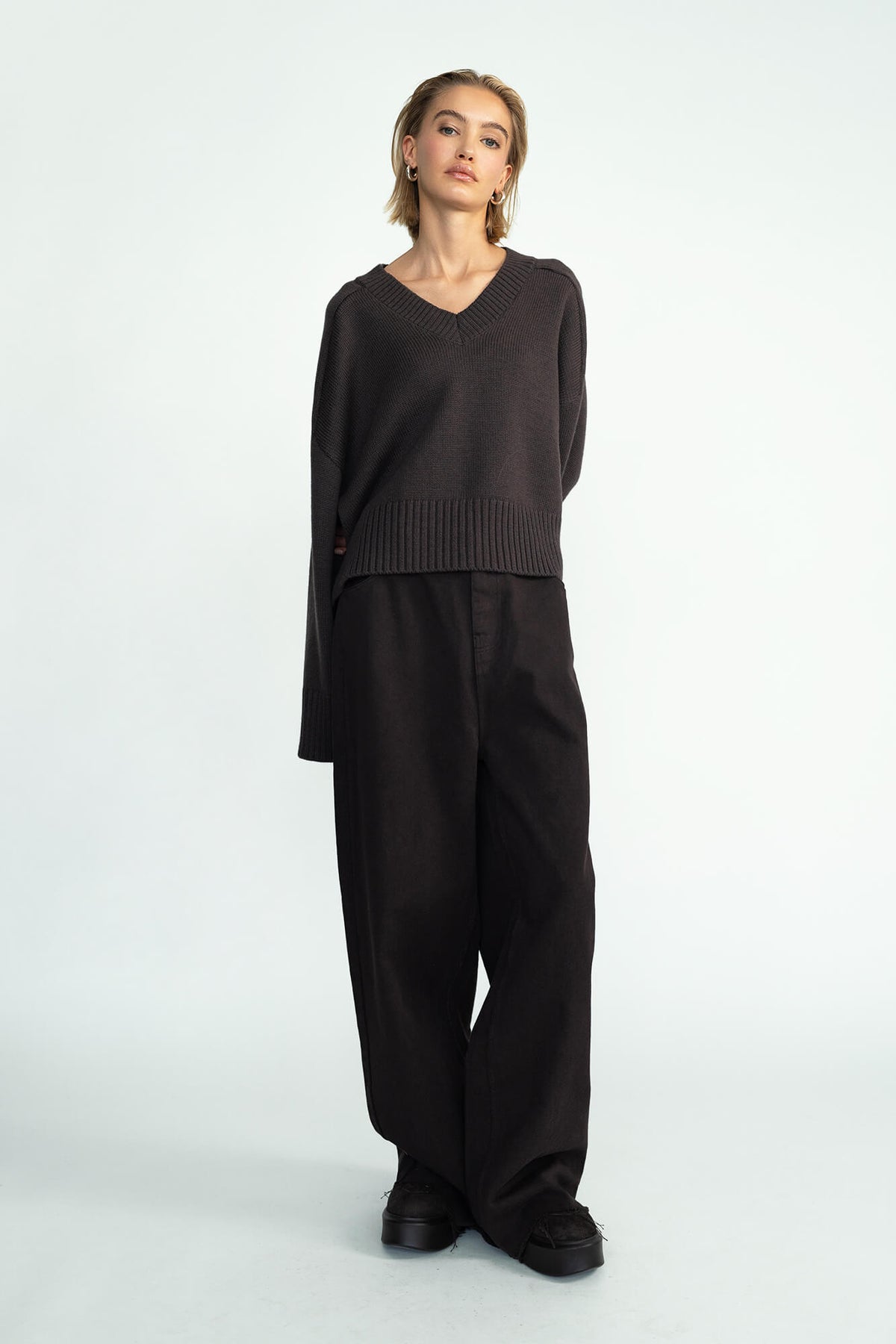 Pullover Liz in dunkelbraun melange von vorne by VIVAL.STUDIO