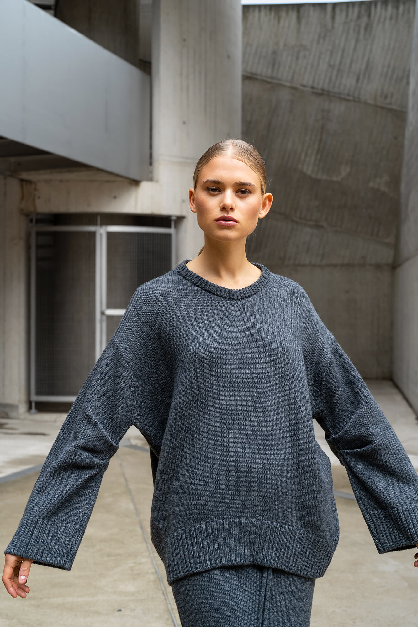 Pullover Lola in anthrazit by VIVAL.STUDIO