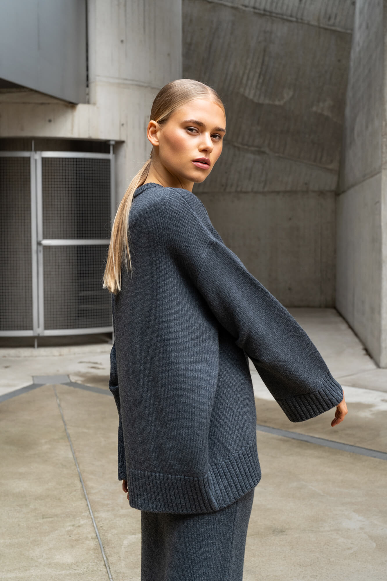 Pullover Lola in anthrazit by VIVAL.STUDIO