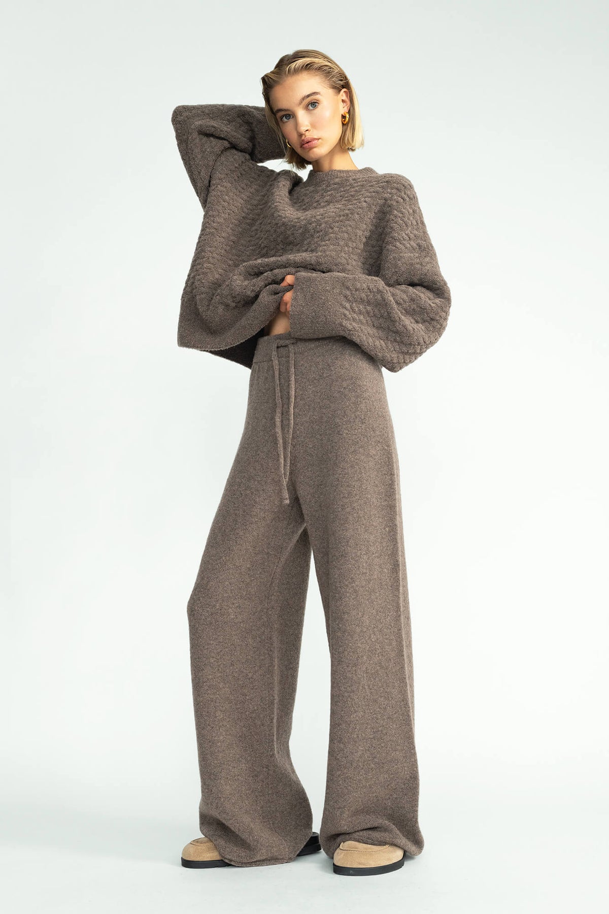 Pullover Nino in Nougat von vorne by VIVAL.STUDIO