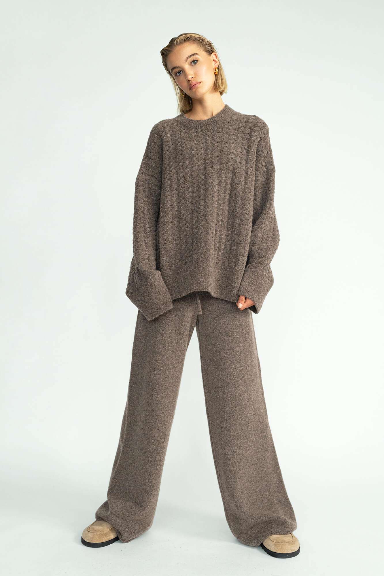 Pullover Nino in Nougat von vorne by VIVAL.STUDIO