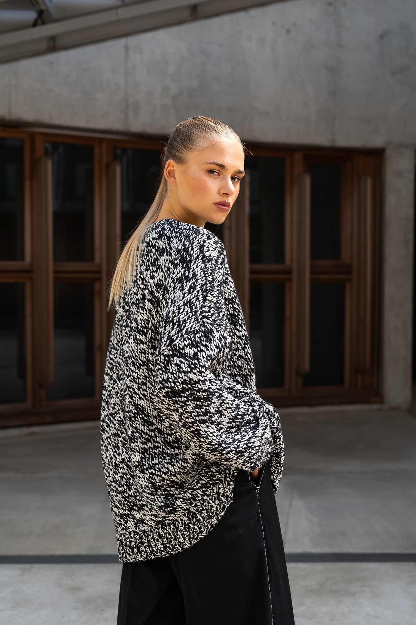 Pullover Toni in Schwarz-Weiß by VIVAL.STUDIO