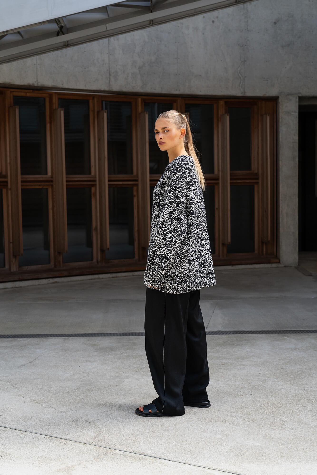 Pullover Toni in Schwarz-Weiß by VIVAL.STUDIO