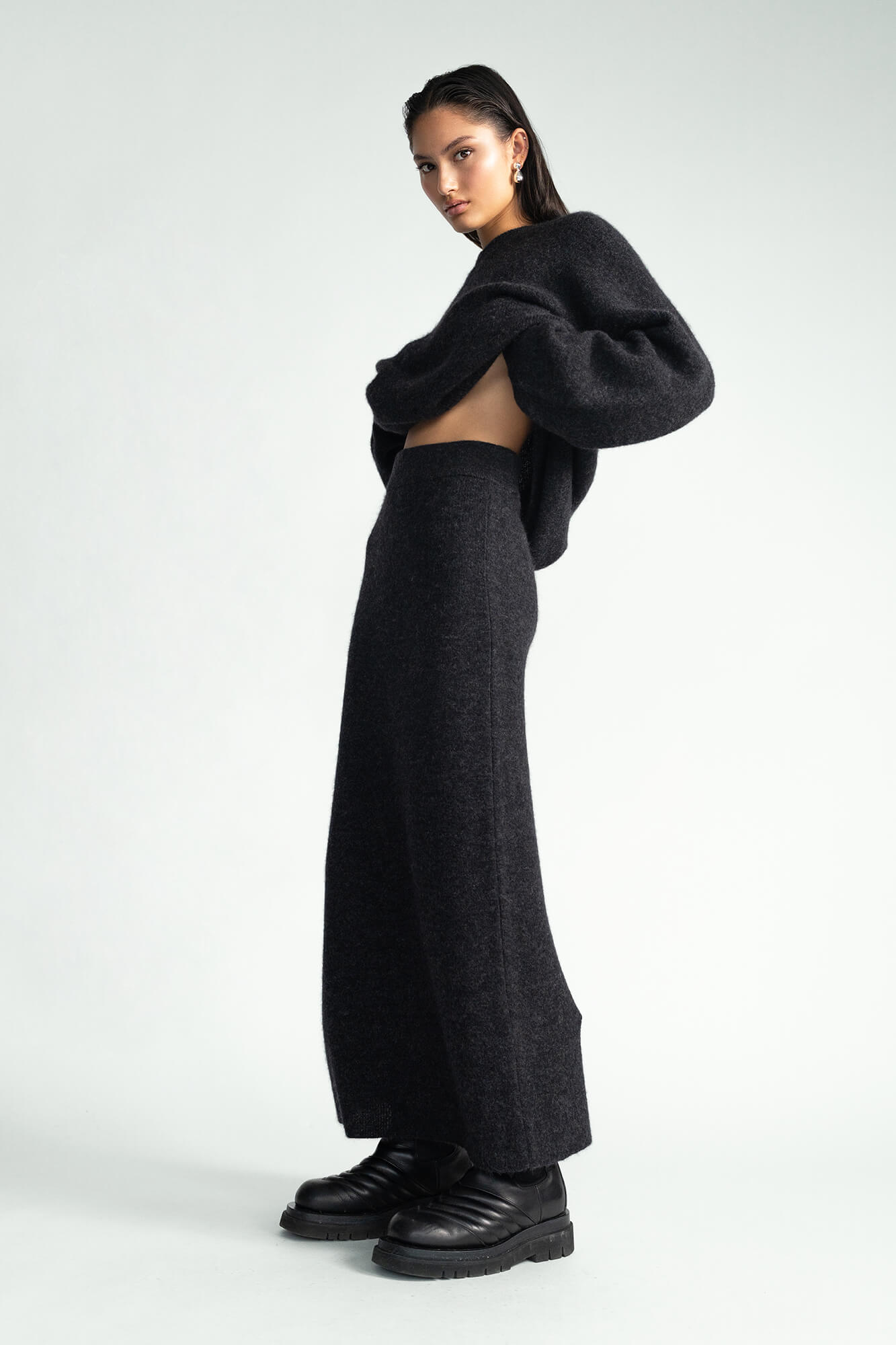 Rock Eliza in Anthrazit von der Seite by VIVAL.STUDIO