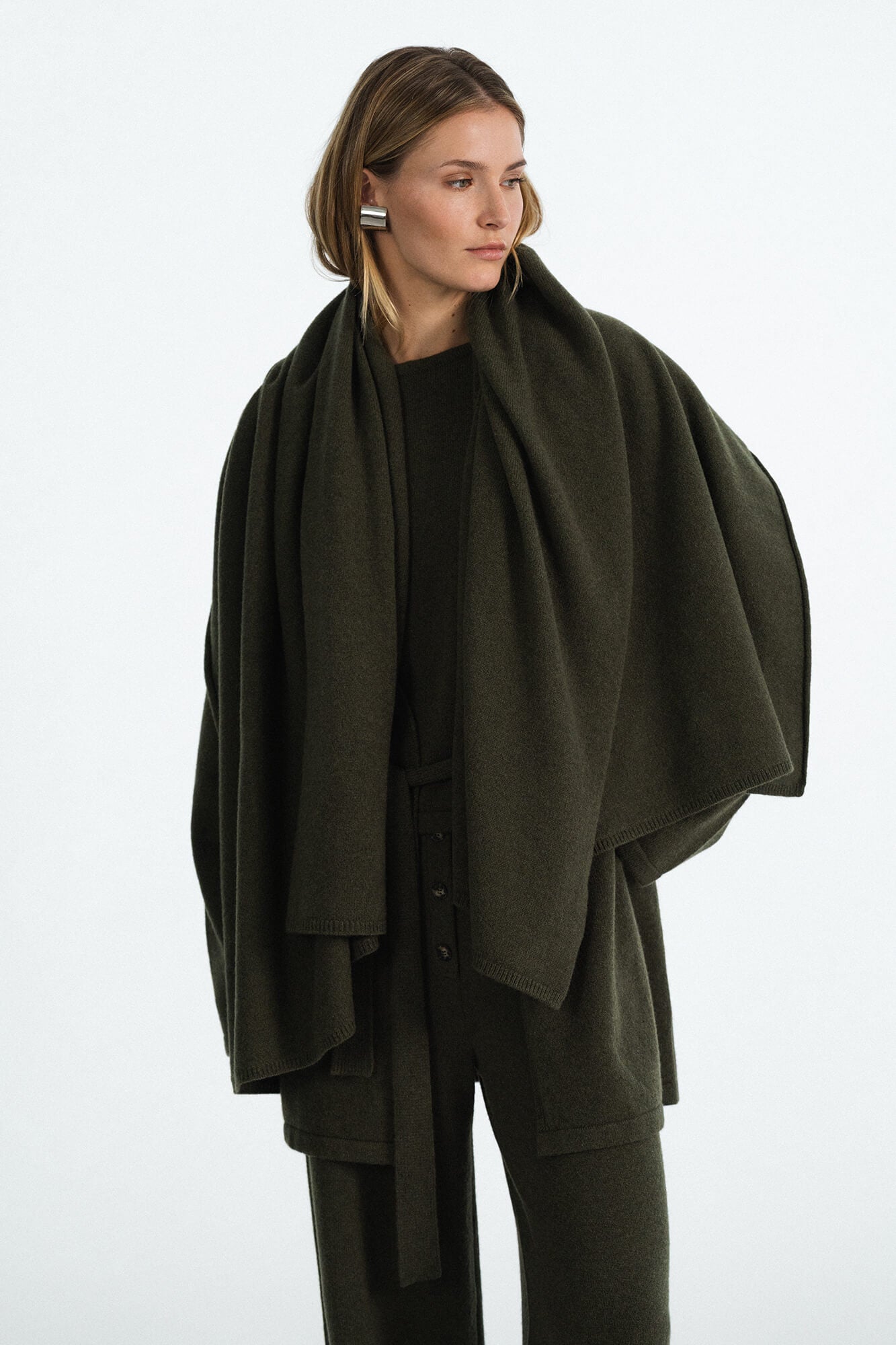 Schal Lindsay in Oliv von vorne by VIVAL.STUDIO