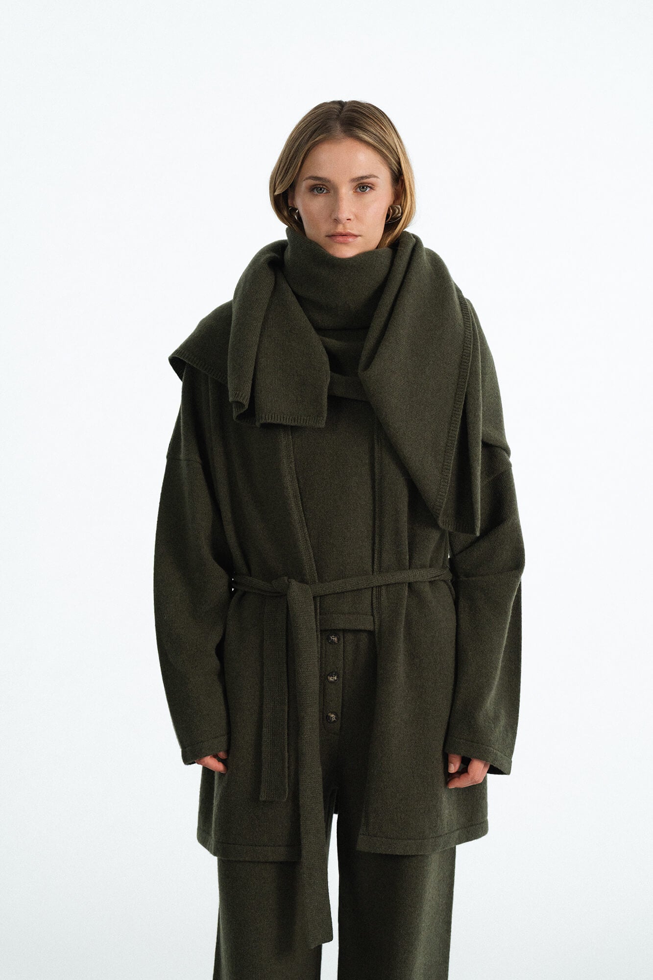 Schal Lindsay in Oliv von vorne by VIVAL.STUDIO