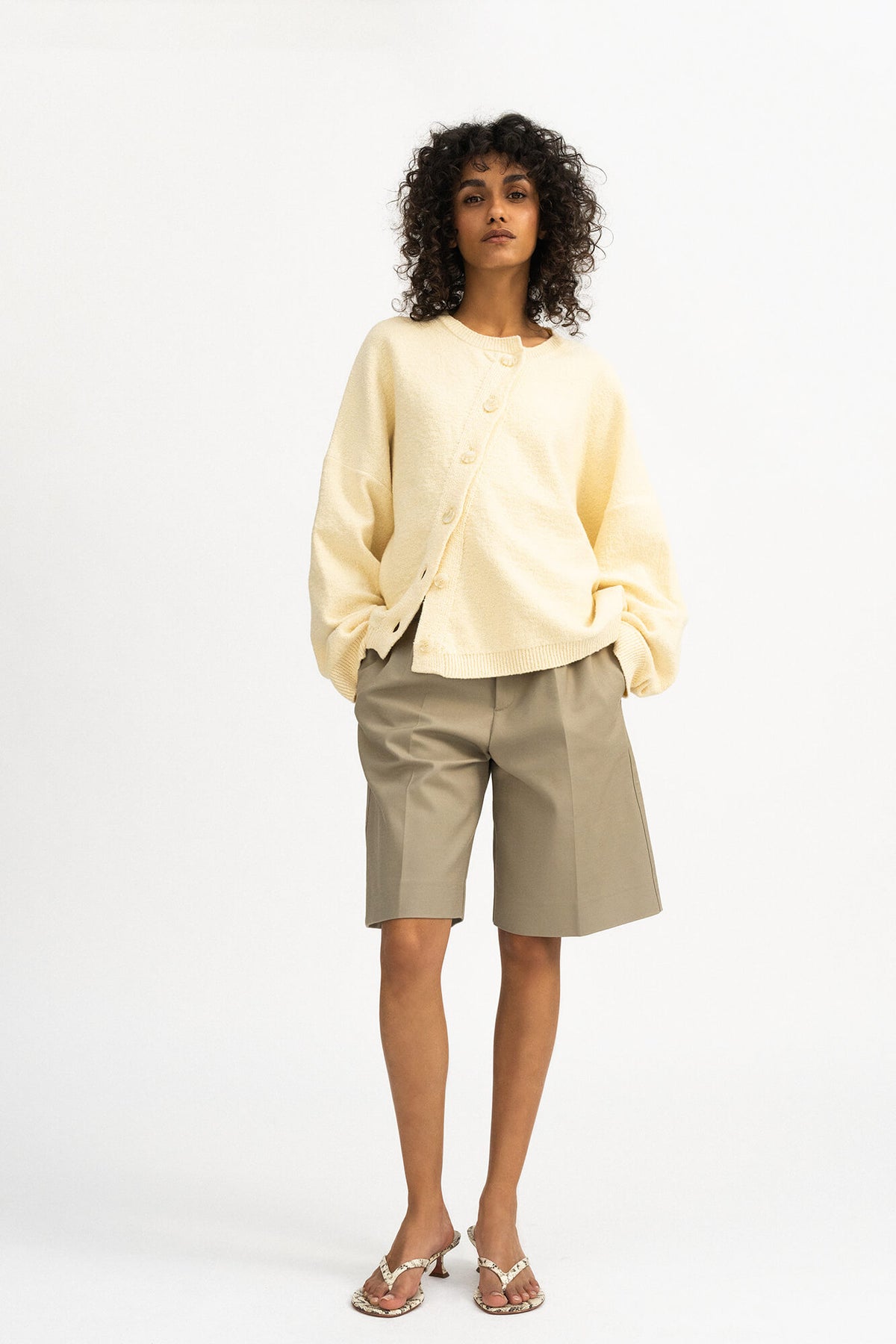 Shorts Alba in Sandstone von vorne by VIVAL.STUDIO