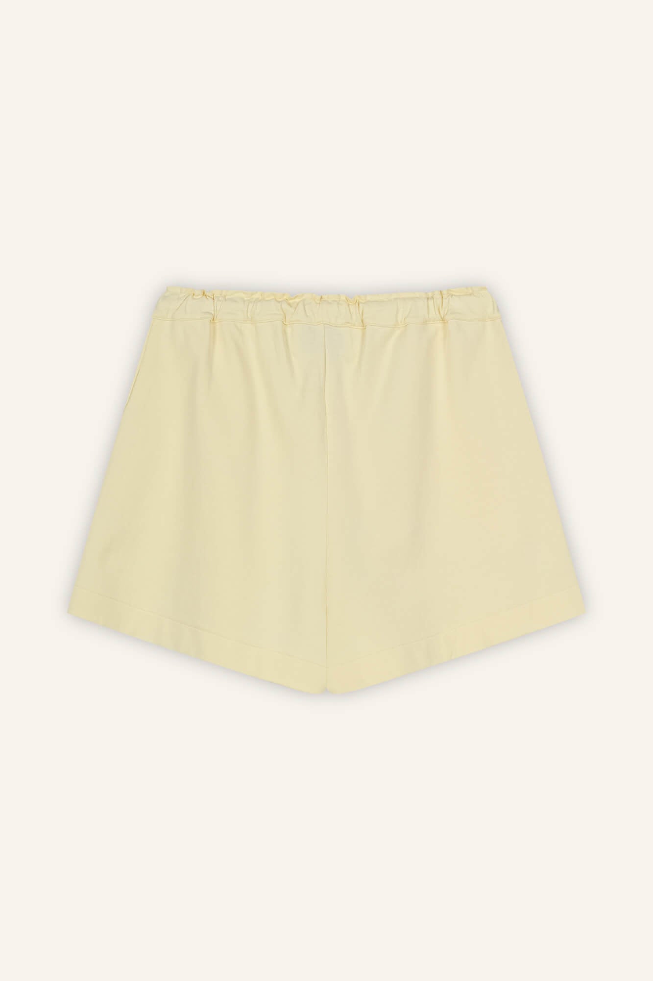Shorts Sue in Butter von hinten by VIVAL.STUDIO