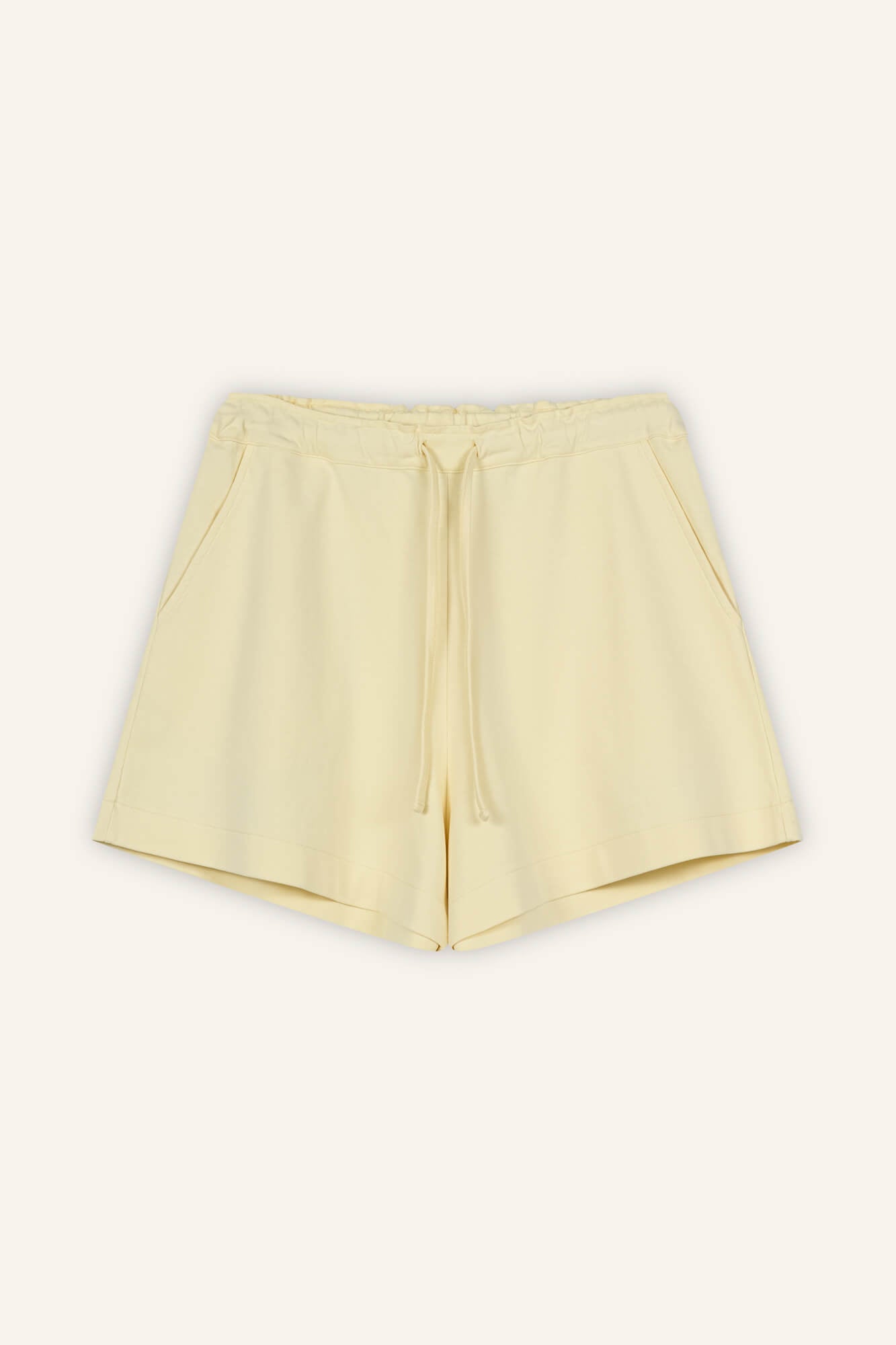 Shorts Sue in Butter von vorne by VIVAL.STUDIO