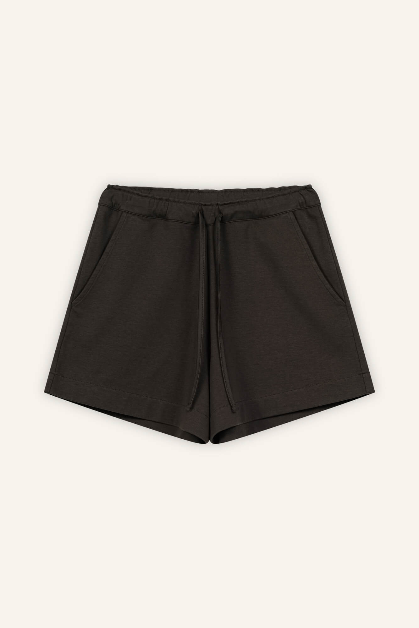 Shorts Sue in Dunkelbraun von vorne by VIVAL.STUDIO