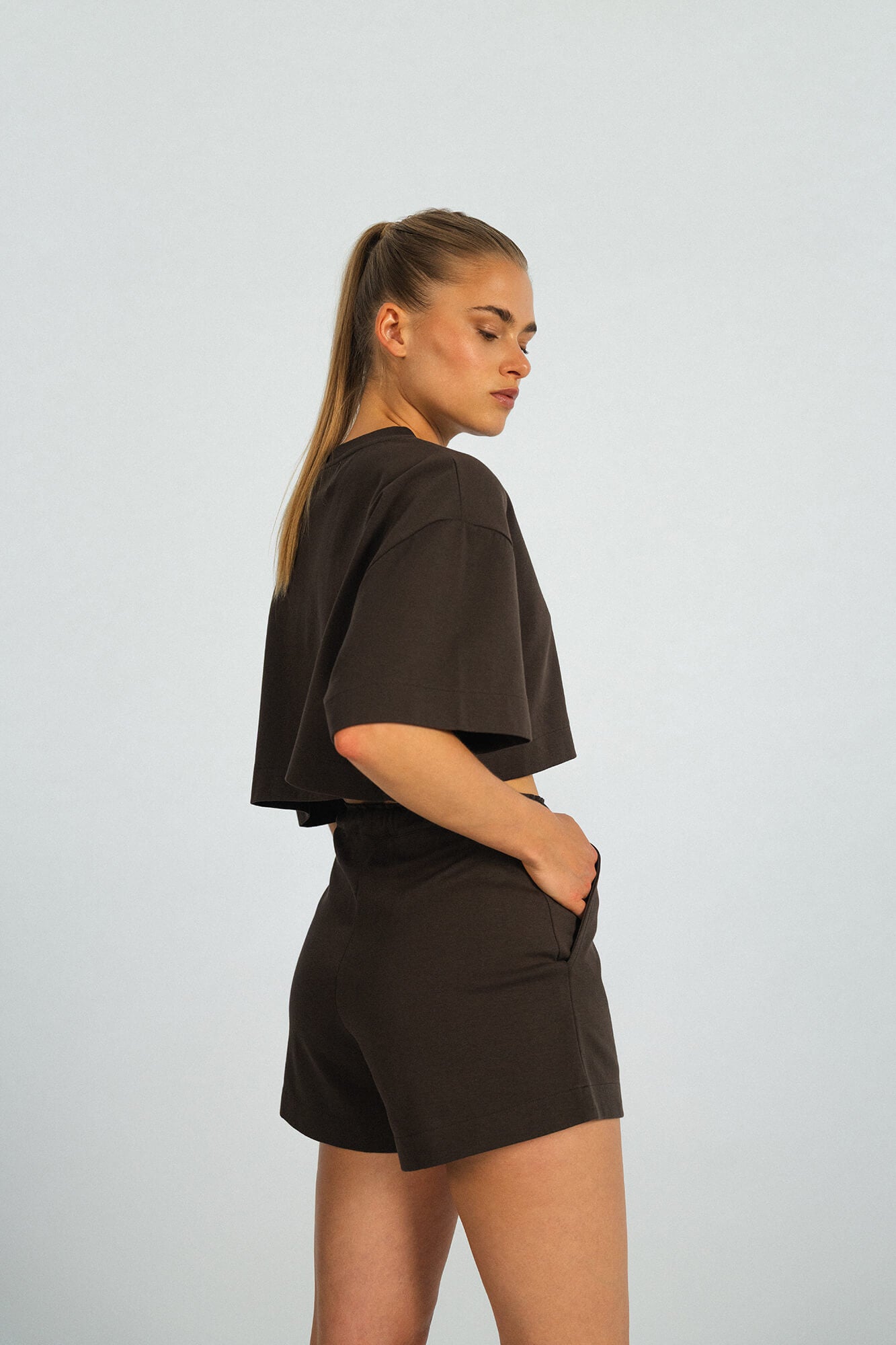 Shorts Sue in Dunkelbraun von hinten by VIVAL.STUDIO