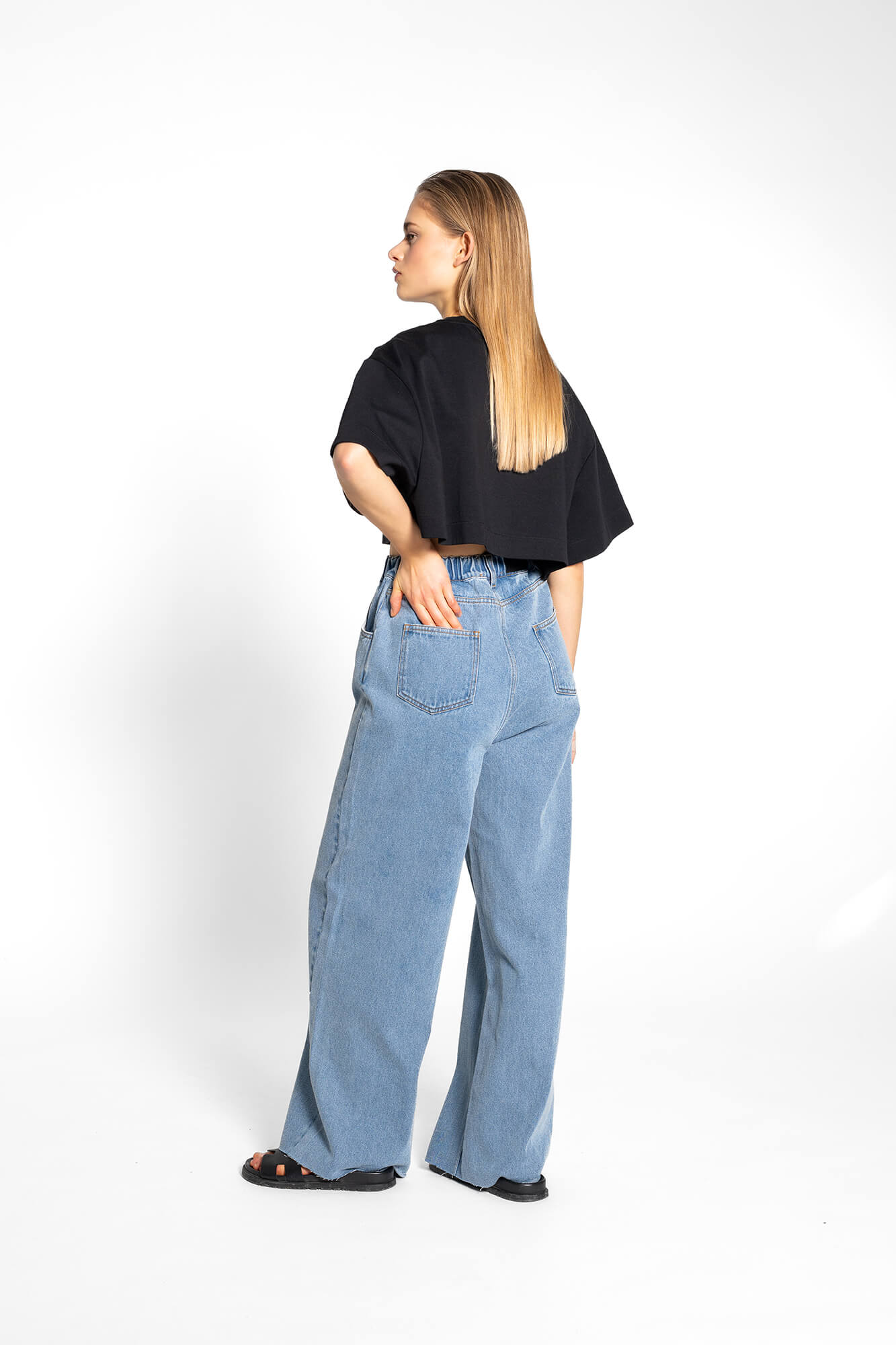 Cropped T-Shirt Sue in Schwarz by VIVAL.STUDIO