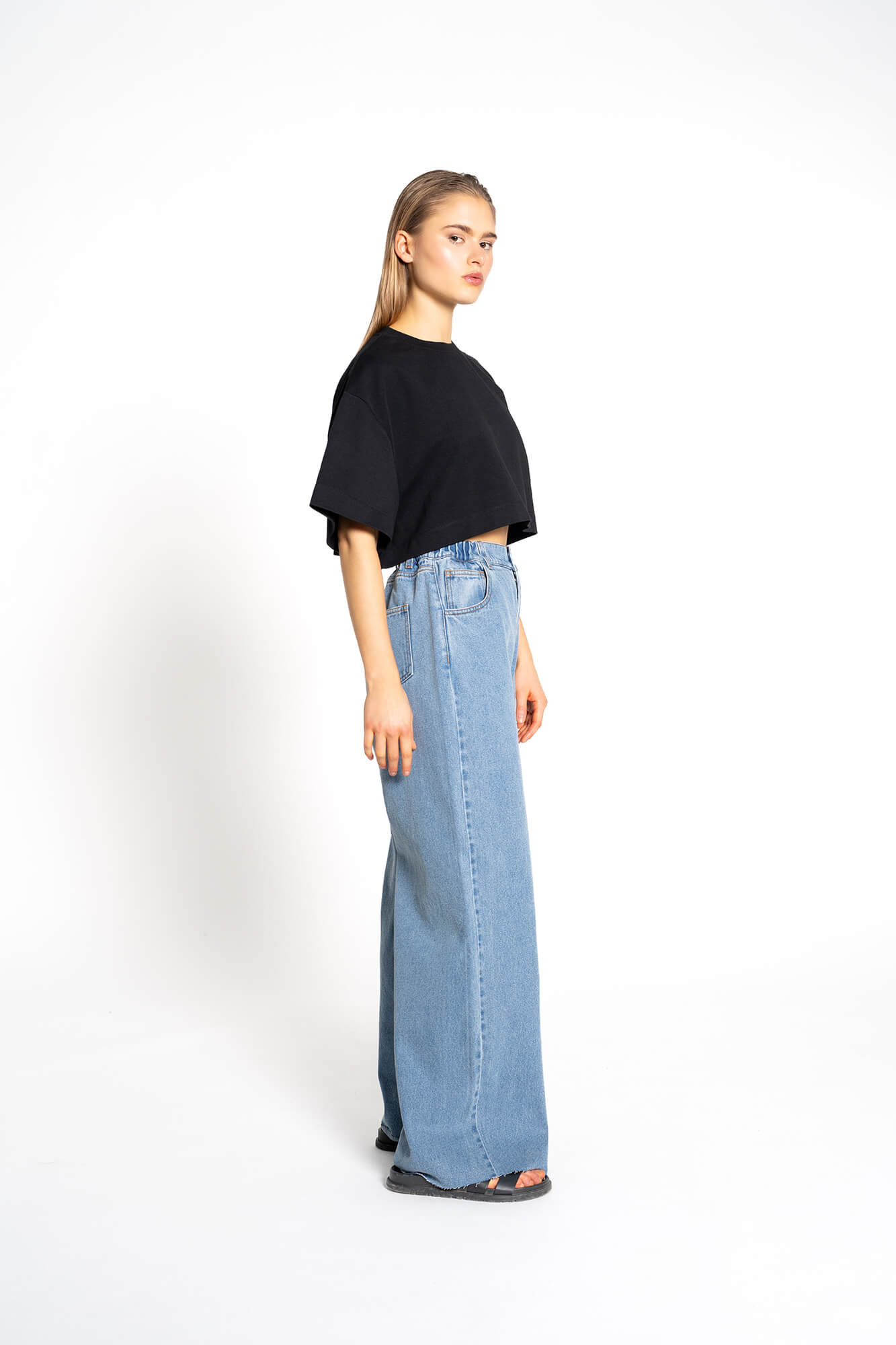 Cropped T-Shirt Sue in Schwarz by VIVAL.STUDIO