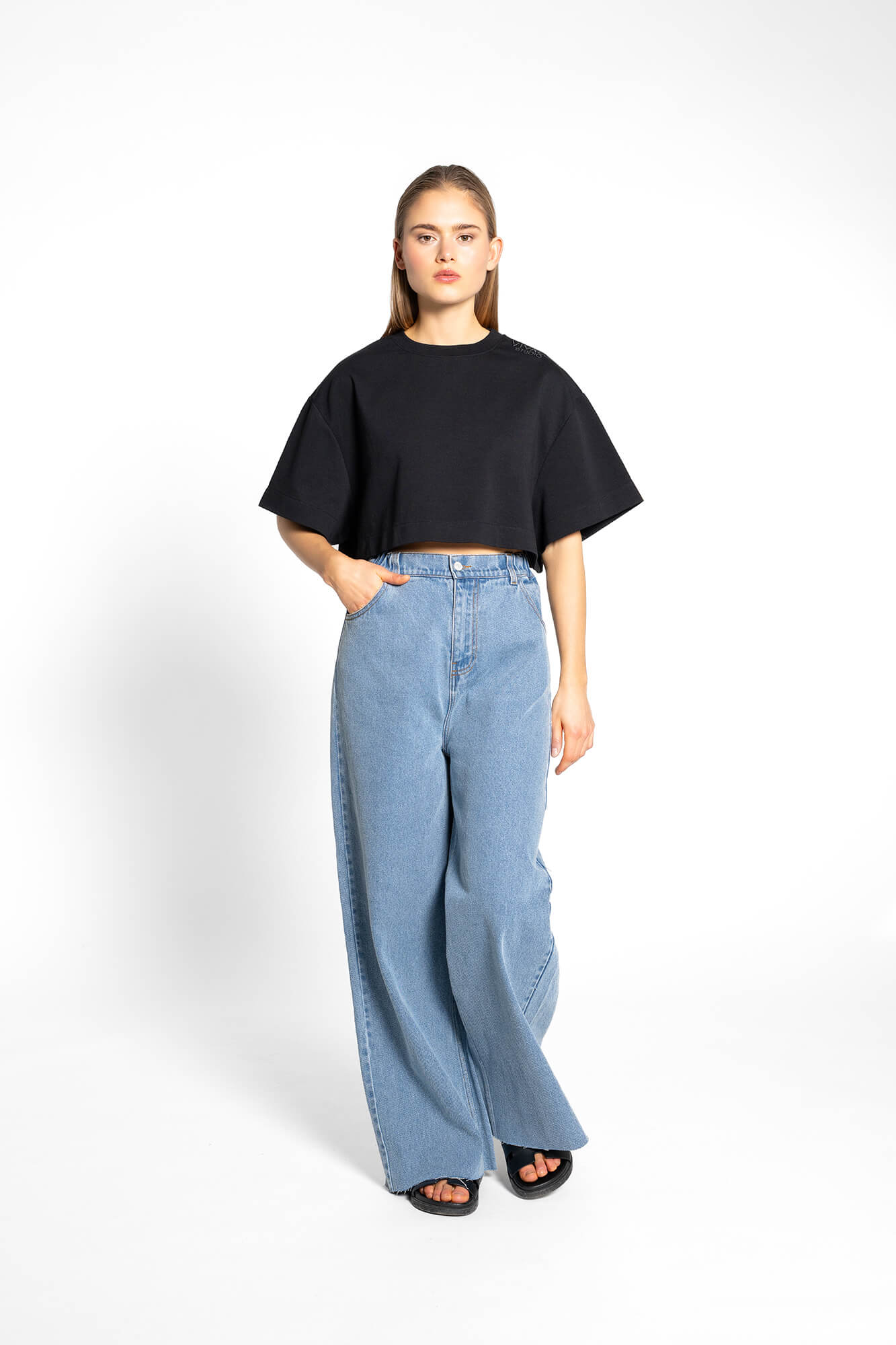 Cropped T-Shirt Sue in Schwarz by VIVAL.STUDIO