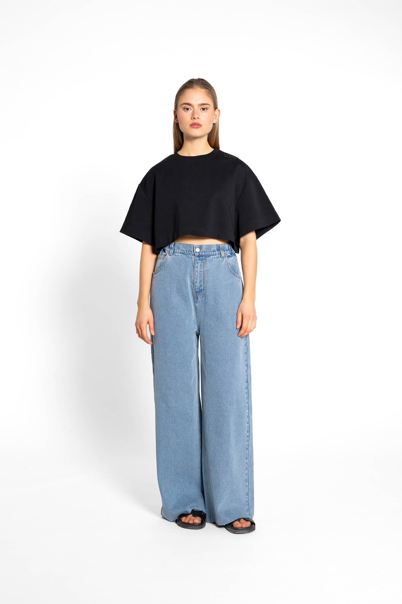 Cropped T-Shirt Sue in Schwarz by VIVAL.STUDIO