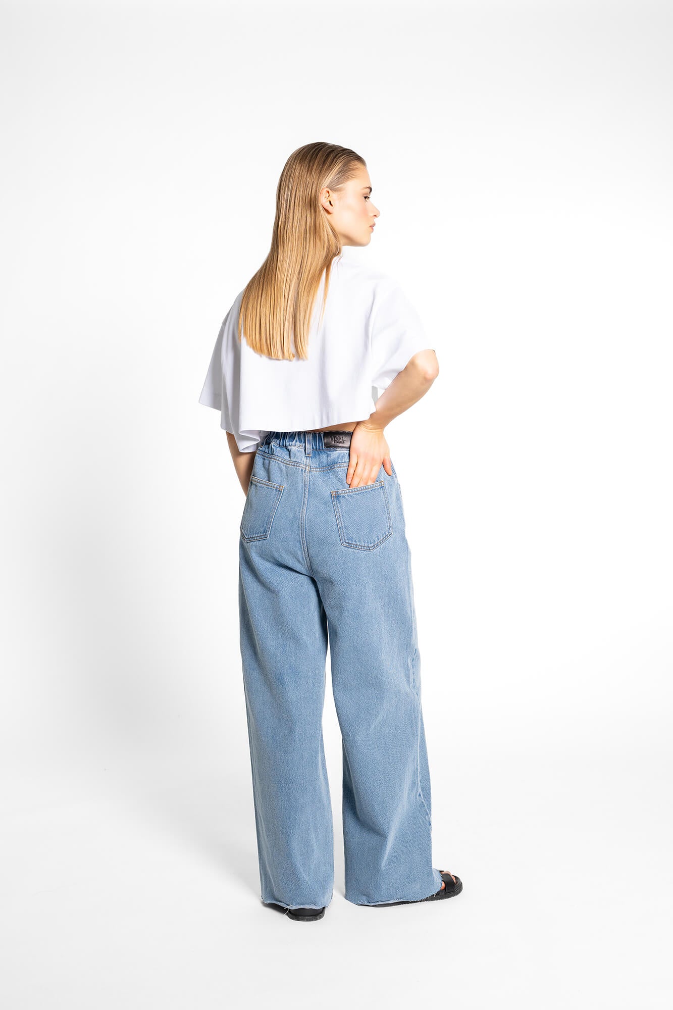 Cropped T-Shirt Sue in Weiß by VIVAL.STUDIO