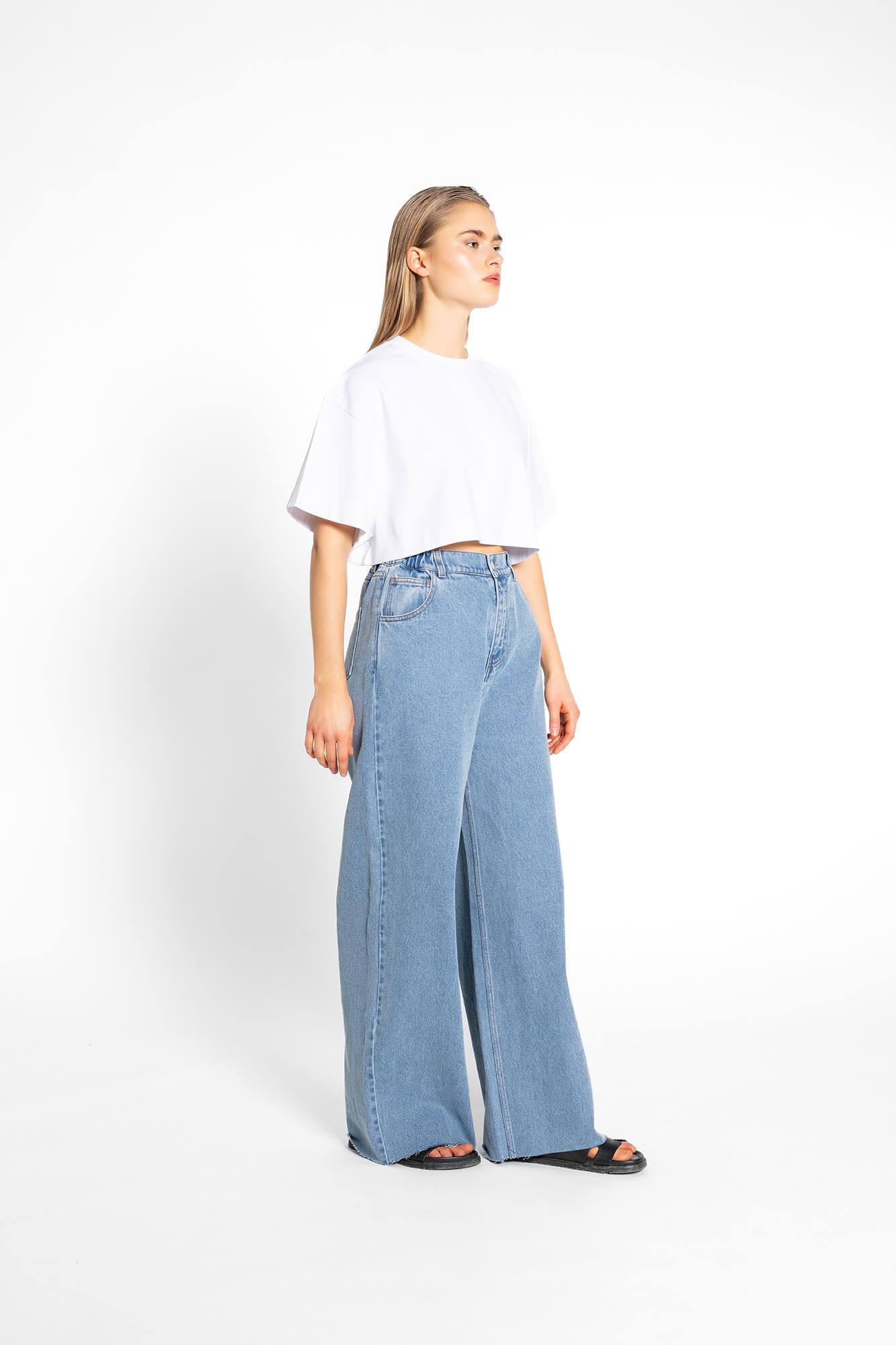 Cropped T-Shirt Sue in Weiß by VIVAL.STUDIO