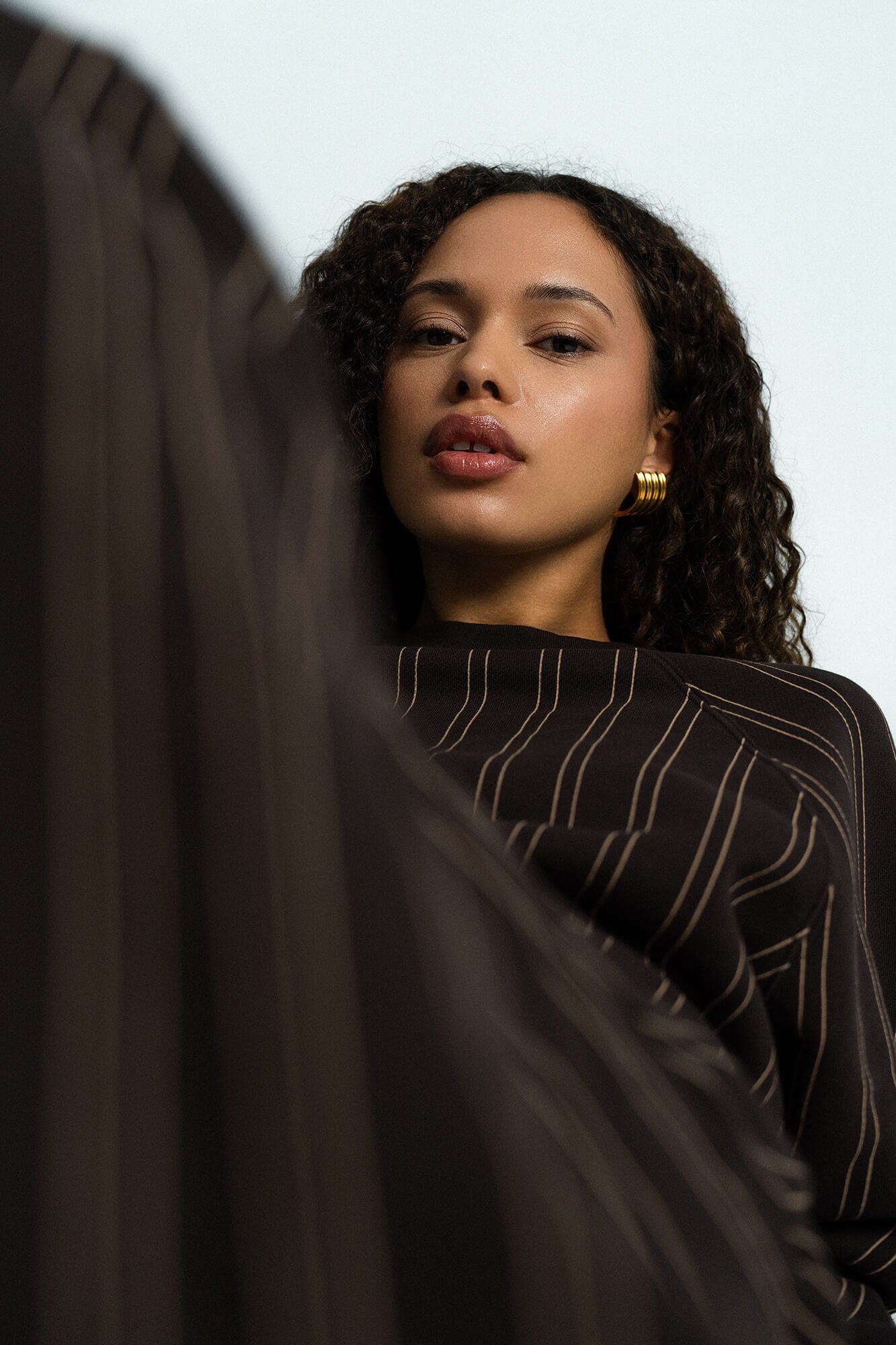 Sweatshirt Bowie in Braun Nadelstreifen detail by VIVAL.STUDIO