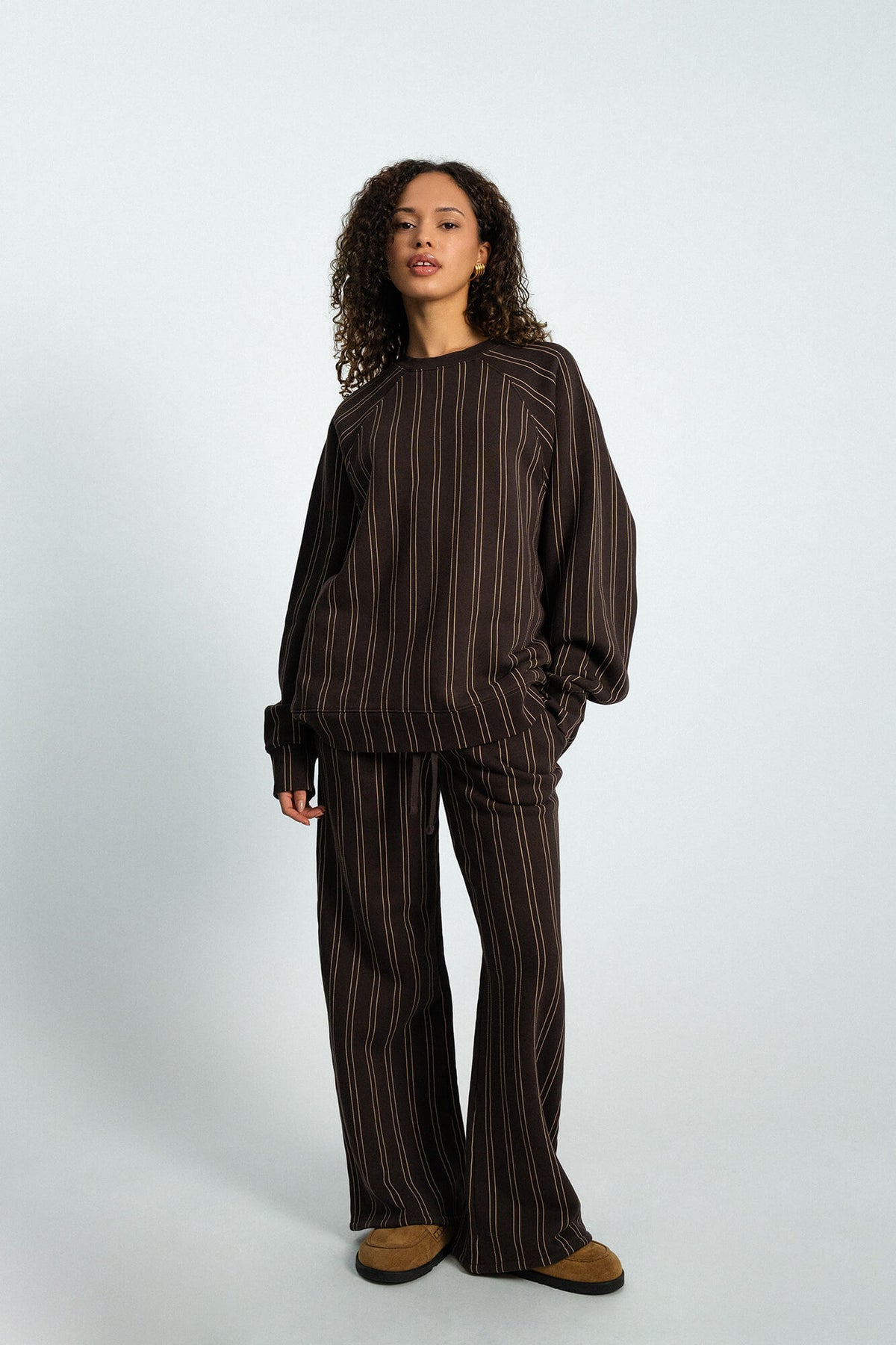 Jogginghose Bini in Braun Nadelstreifen von vorne by VIVAL.STUDIO