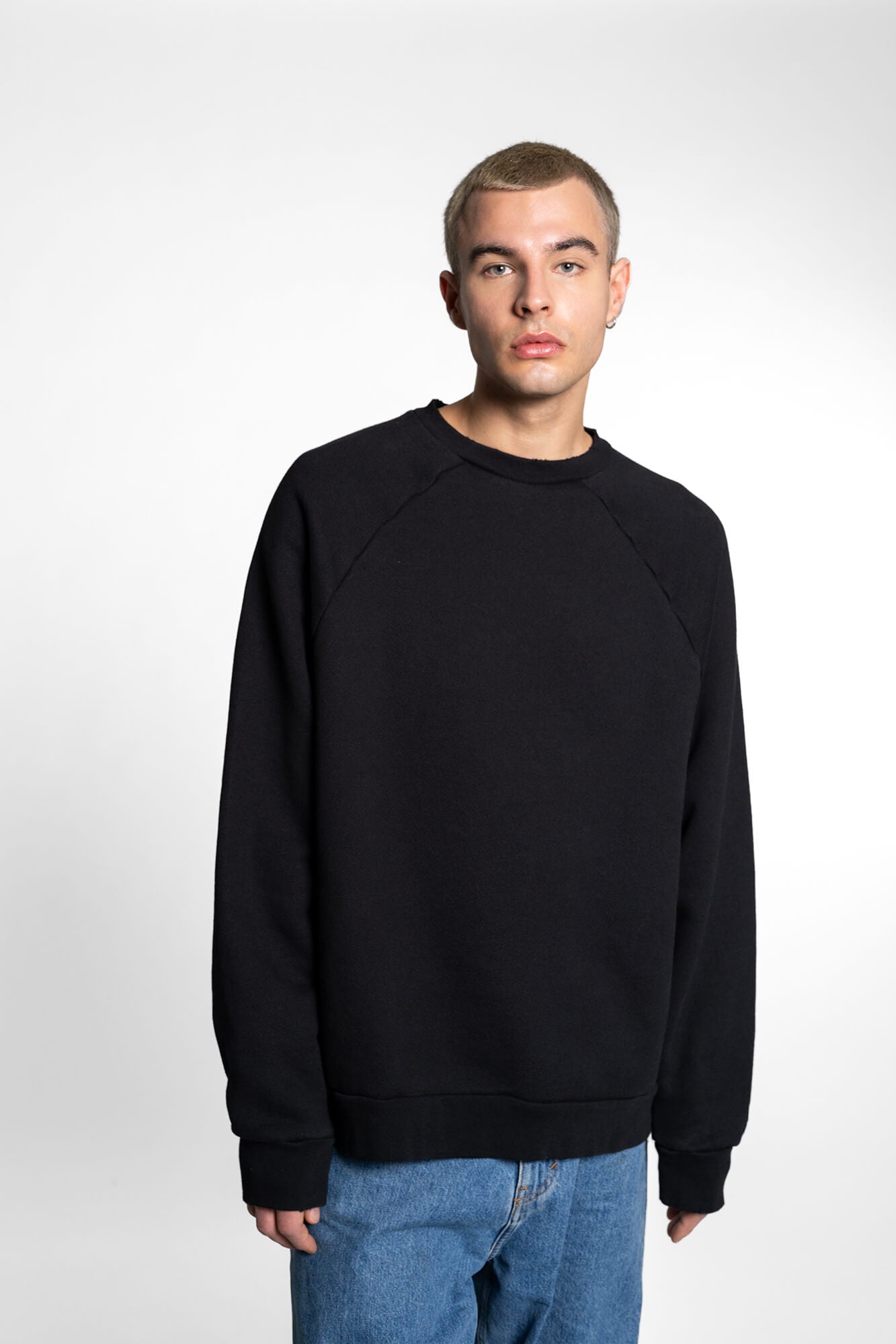 Sweatshirt Vance in schwarz by VIVAL.STUDIO