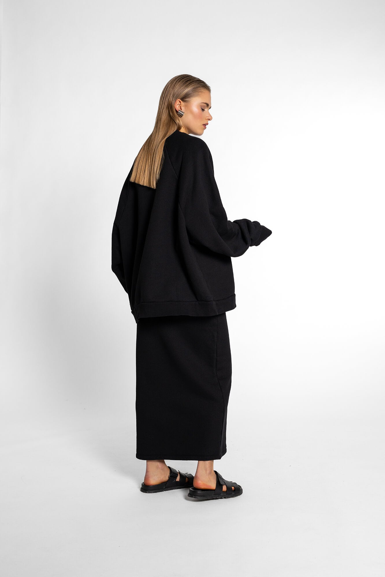 Sweatshirt Vance in schwarz by VIVAL.STUDIO