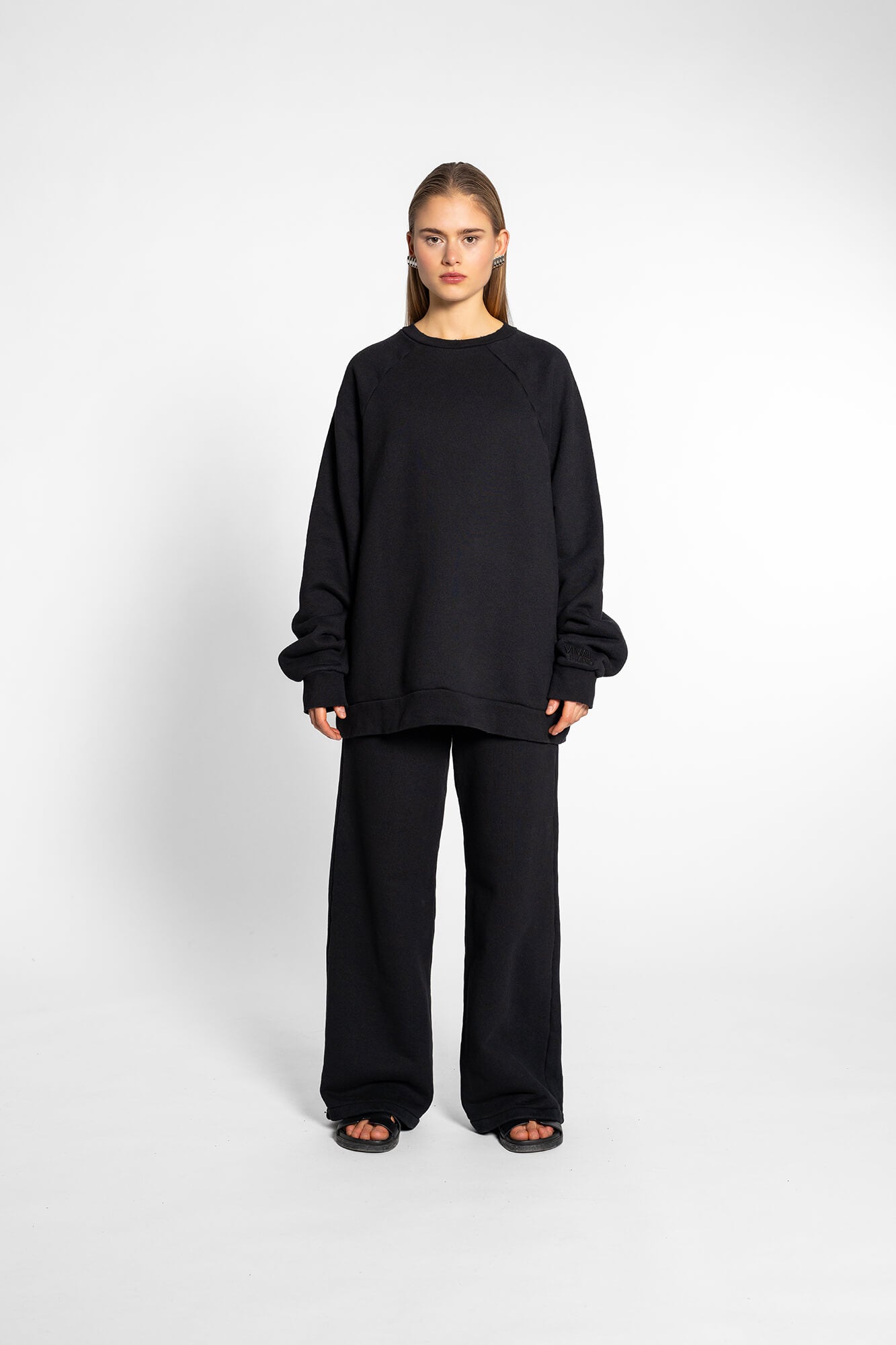 Sweatshirt Vance in schwarz by VIVAL.STUDIO