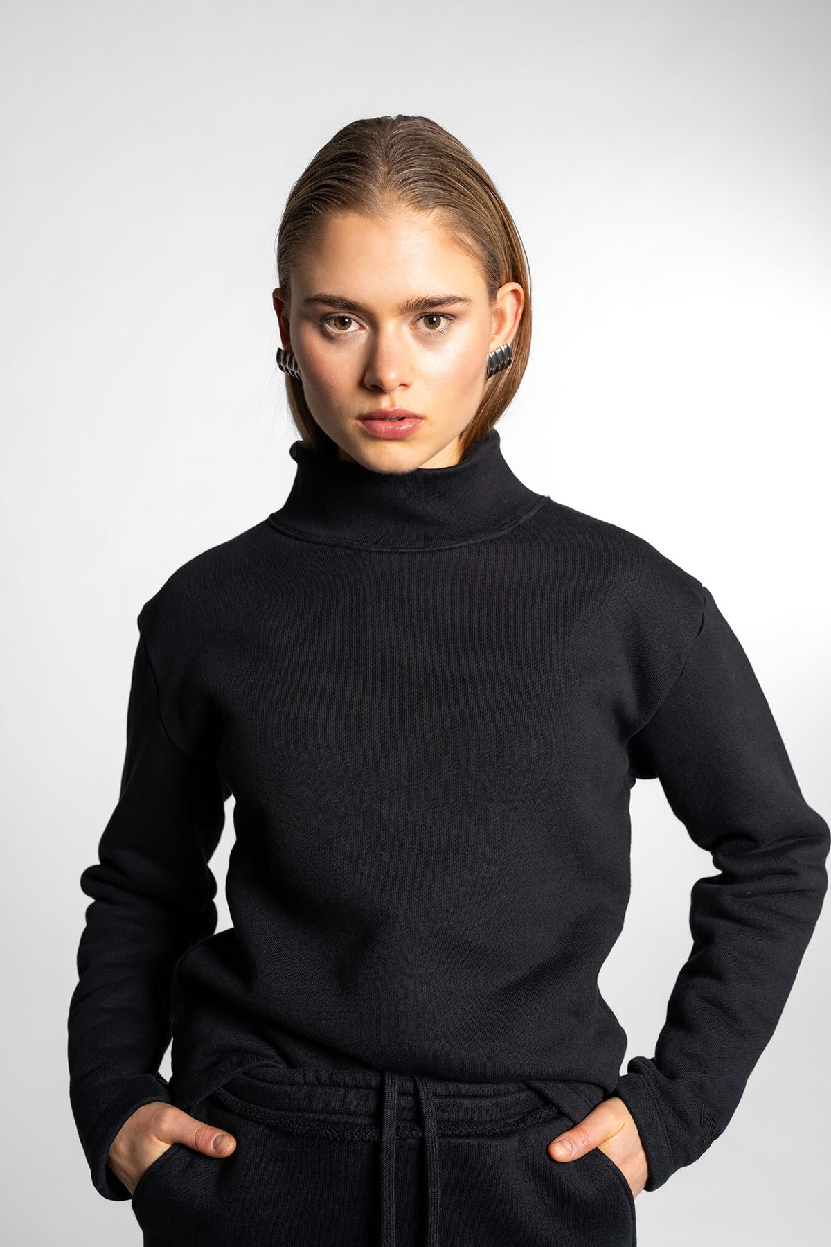 Sweatshirt Vance mit Stehkragen in schwarz by VIVAL.STUDIO