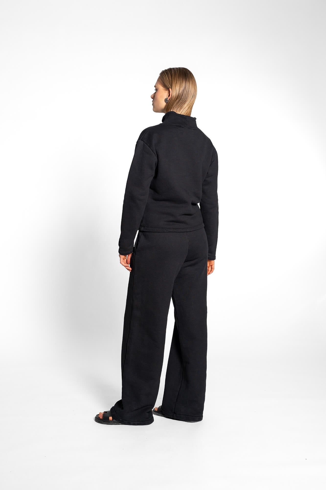 Sweatshirt Vance mit Stehkragen in schwarz by VIVAL.STUDIO