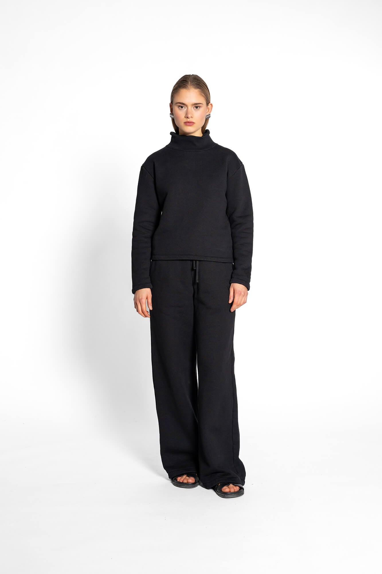 Sweatshirt Vance mit Stehkragen in schwarz by VIVAL.STUDIO