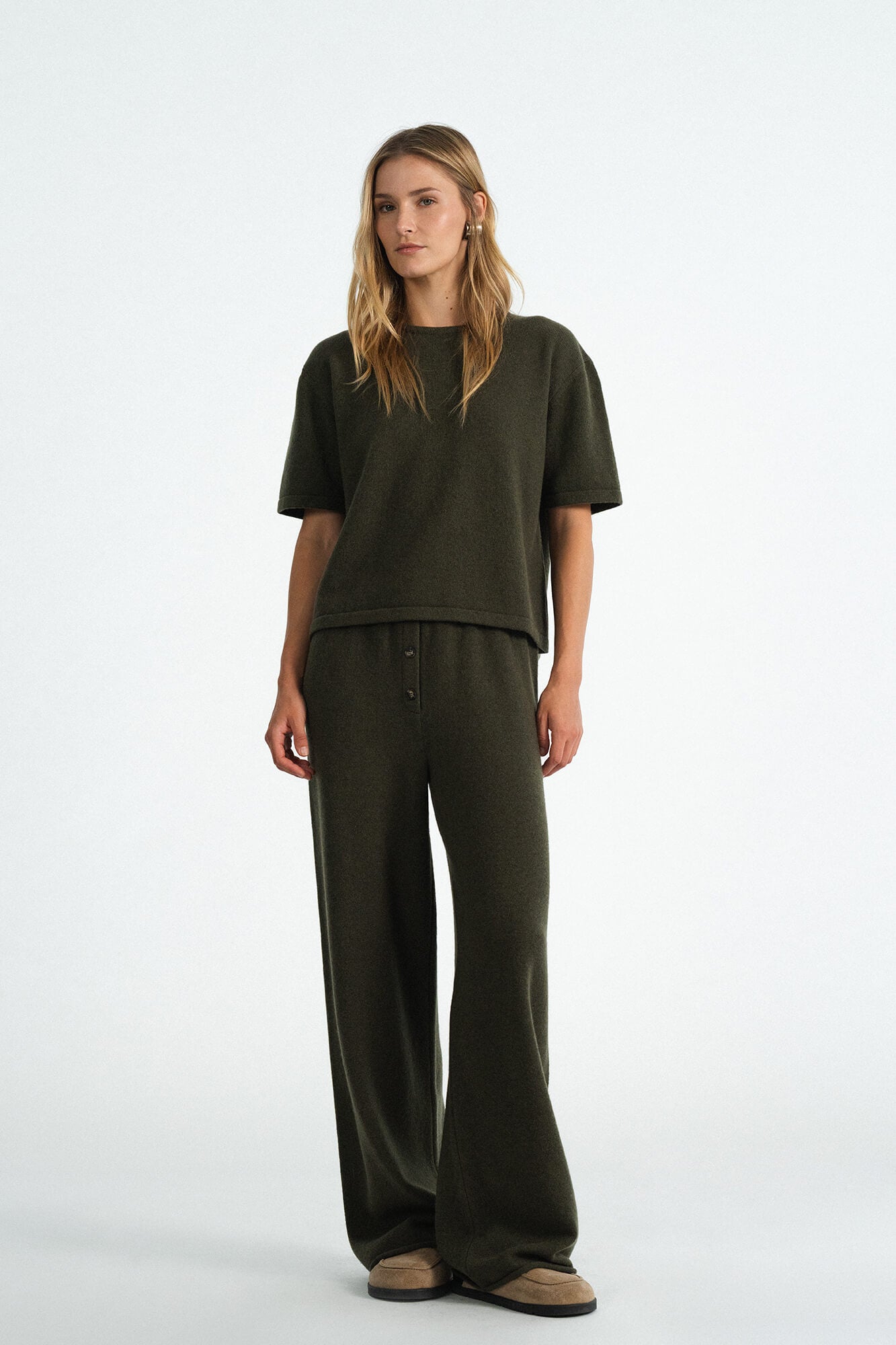 T-Shirt Lindsay in Oliv von vorne by VIVAL.STUDIO