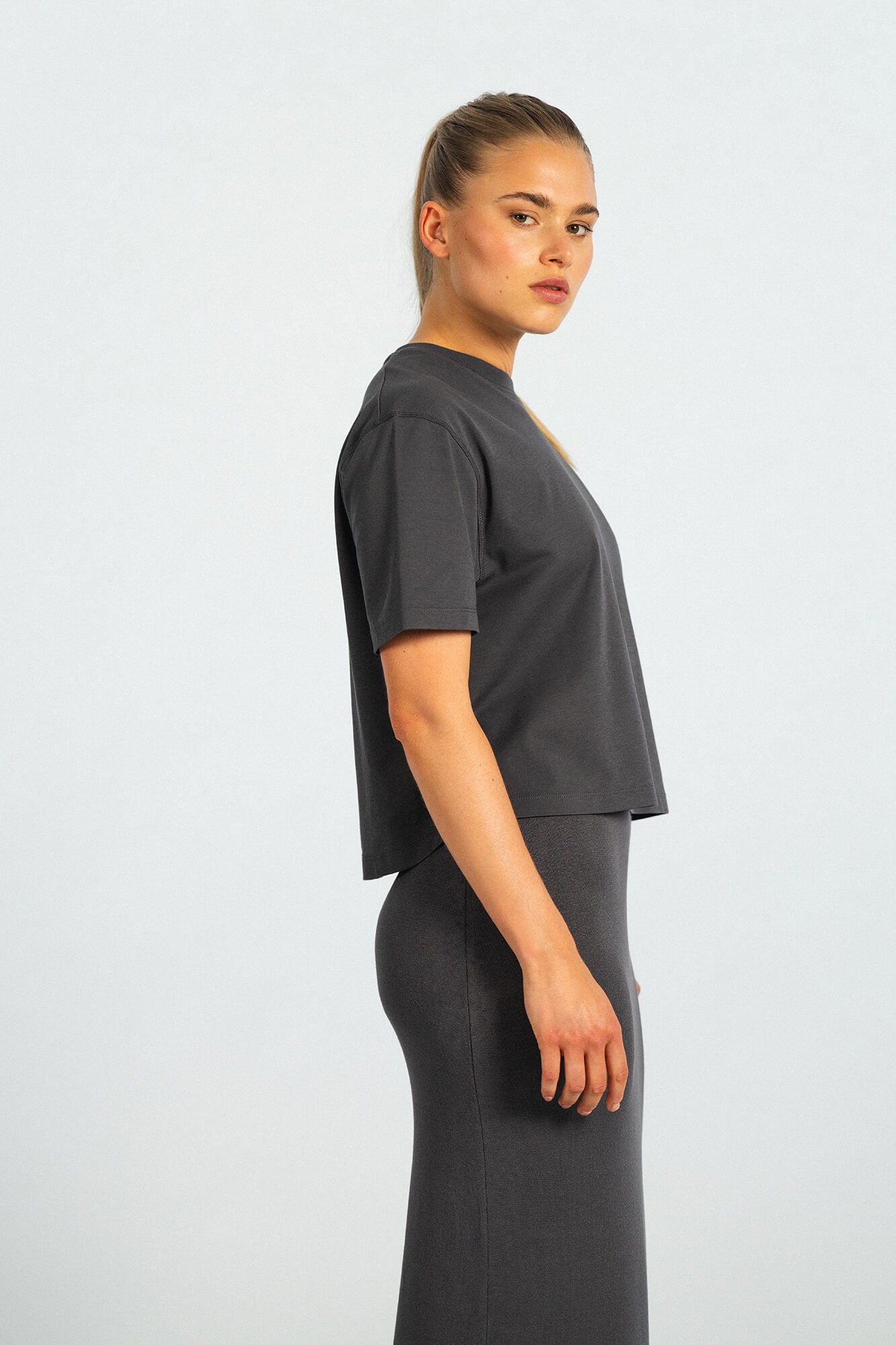 T-Shirt Lou in Asphalt seitlich by VIVAL.STUDIO