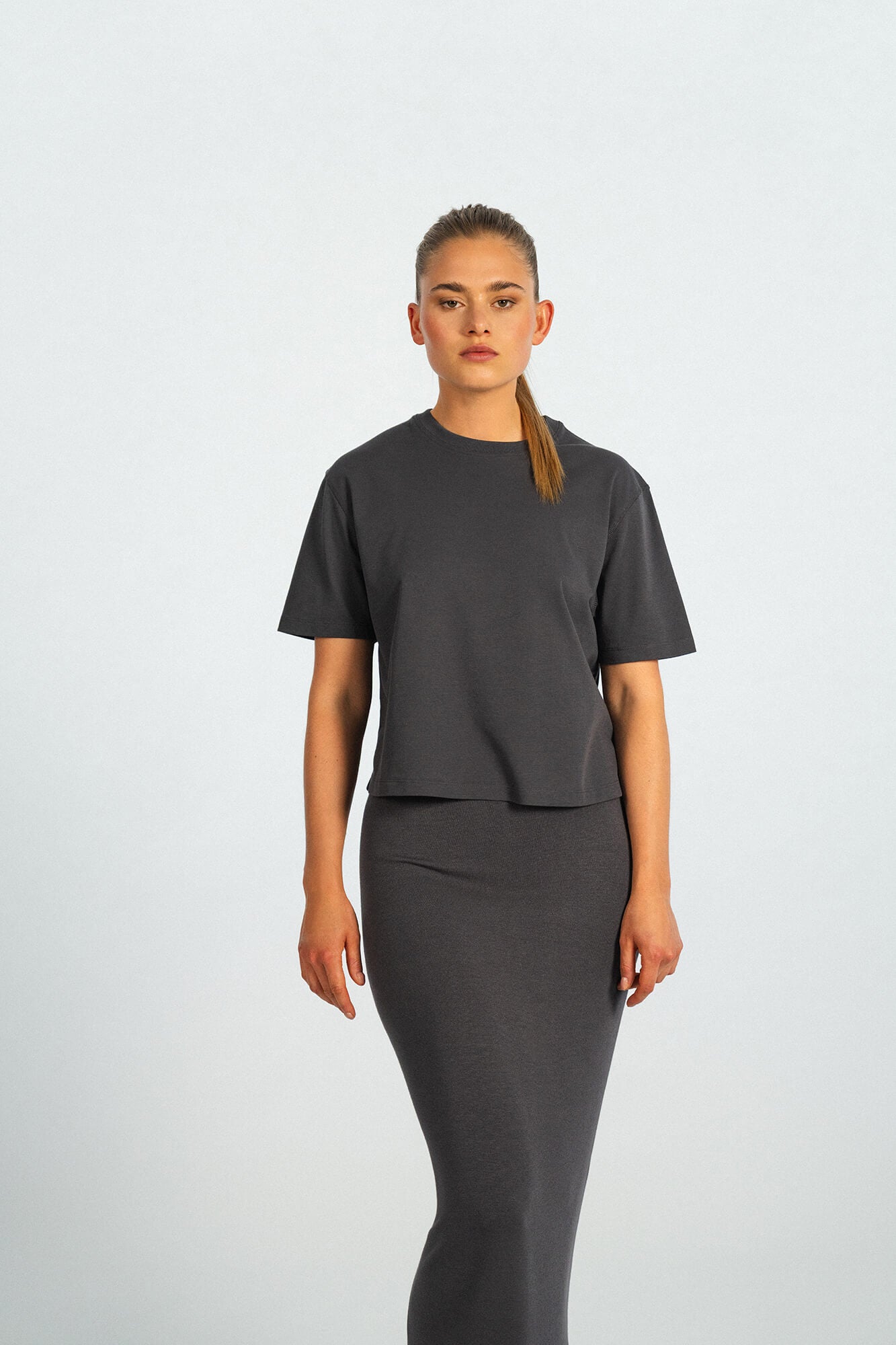 T-Shirt Lou in Asphalt von vorne by VIVAL.STUDIO