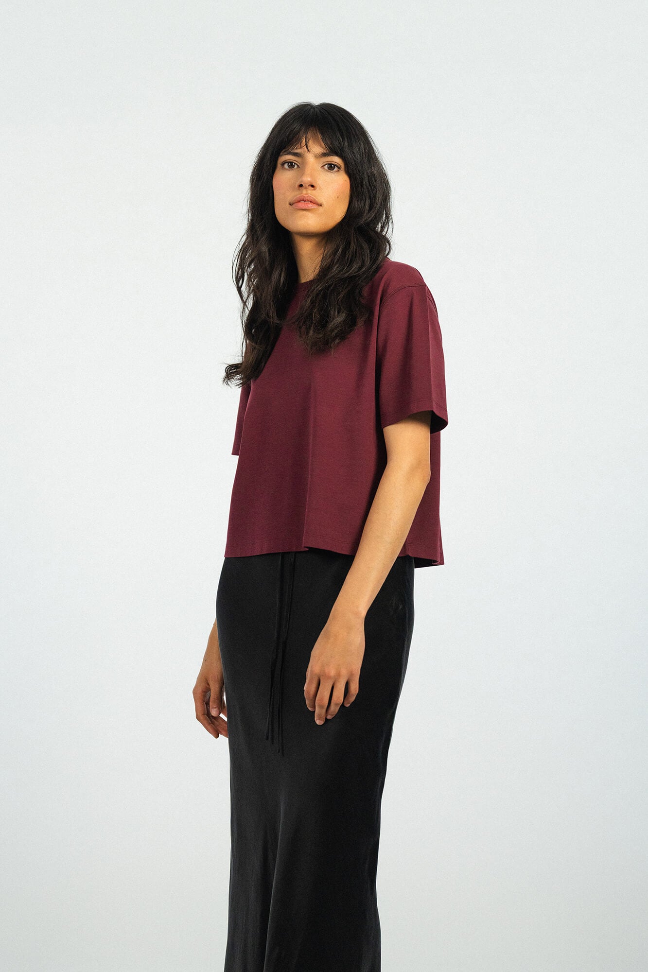 T-Shirt Lou in Burgundy von vorne by VIVAL.STUDIO