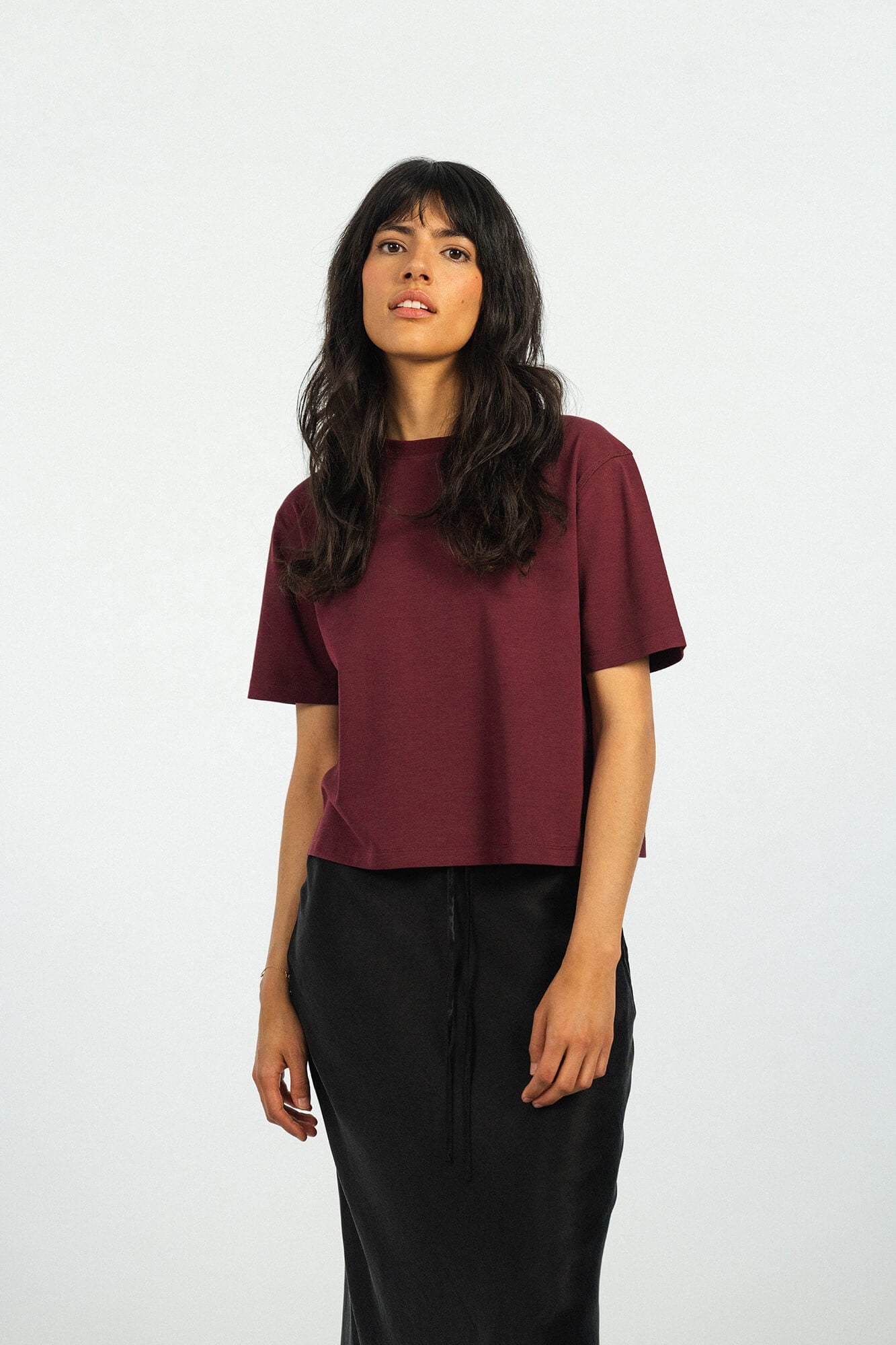 T-Shirt Lou in Burgundy von vorne by VIVAL.STUDIO
