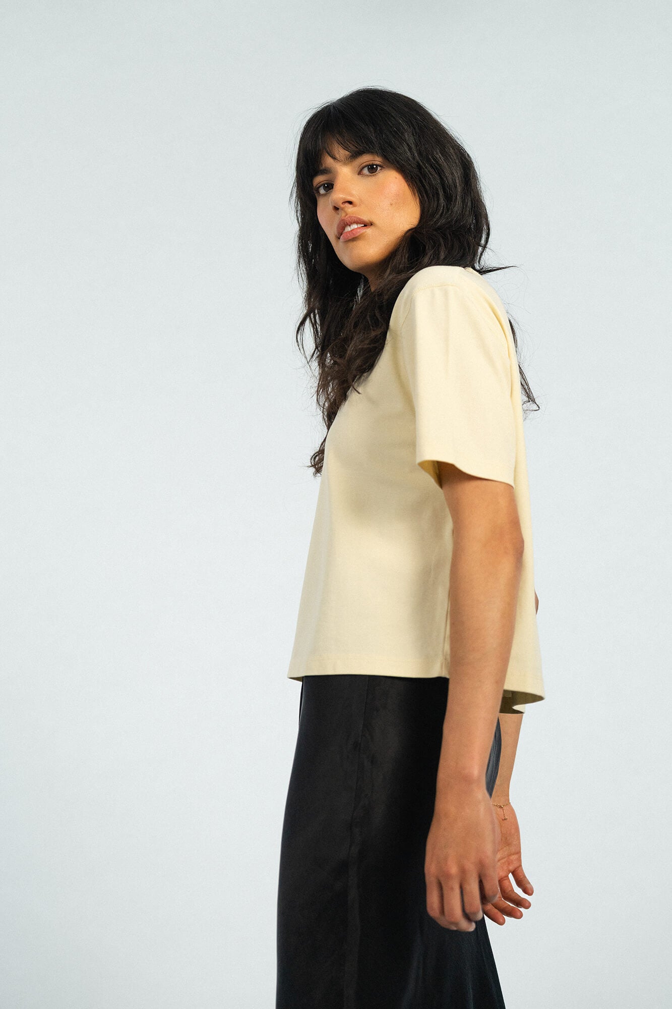 T-Shirt Lou in Butter seitlich by VIVAL.STUDIO