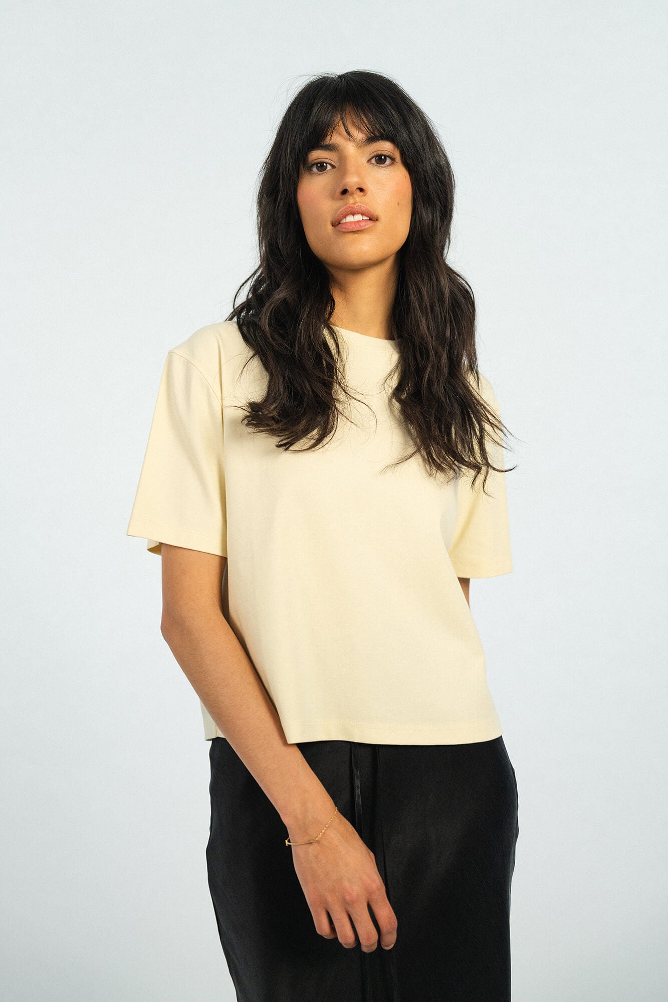 T-Shirt Lou in Butter von vorne by VIVAL.STUDIO