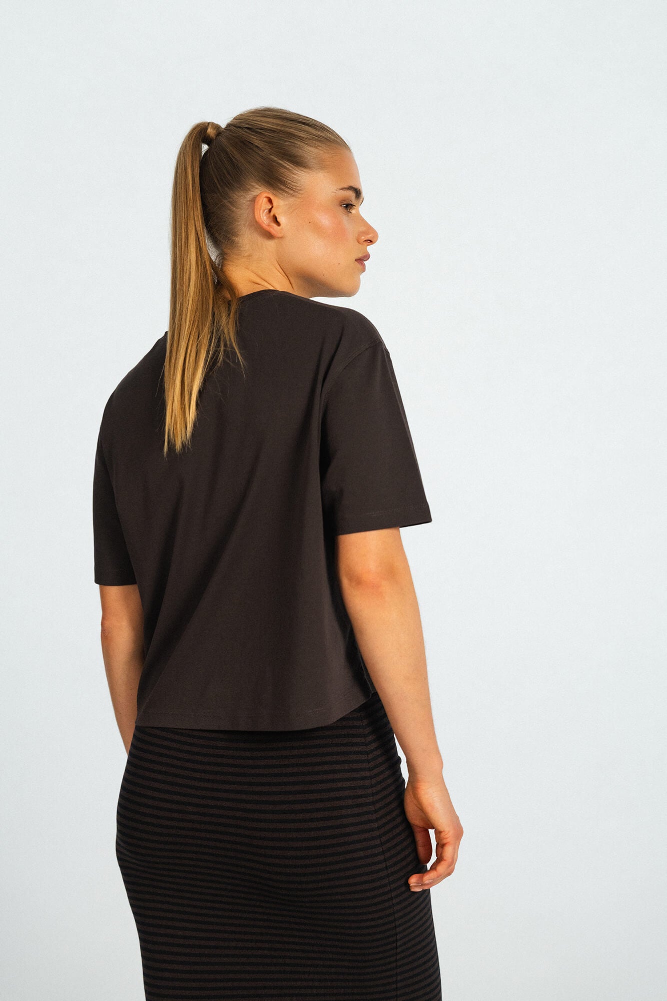 T-Shirt Lou in Braun von hinten by VIVAL.STUDIO