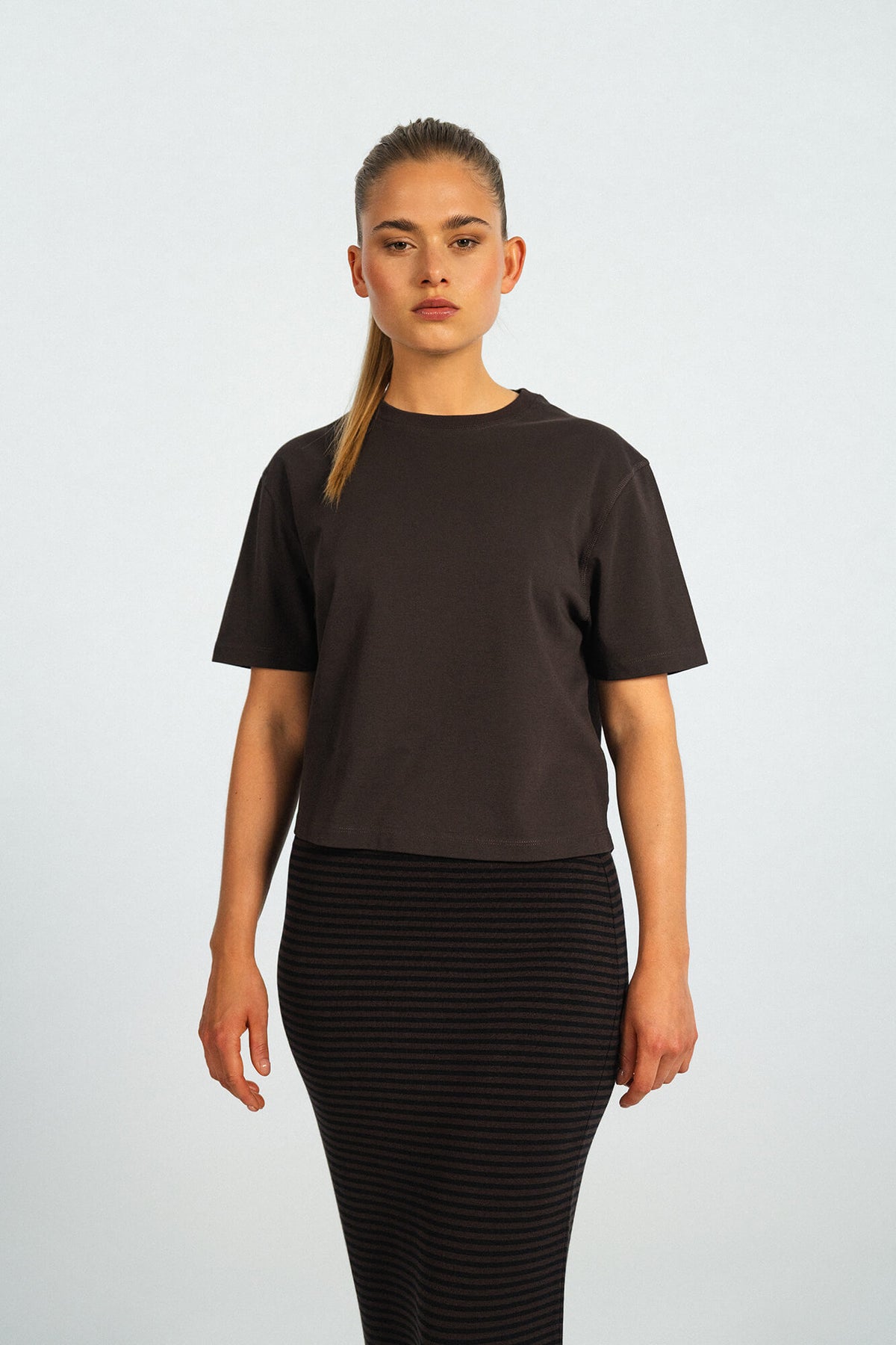 T-Shirt Lou in Braun von vorne by VIVAL.STUDIO