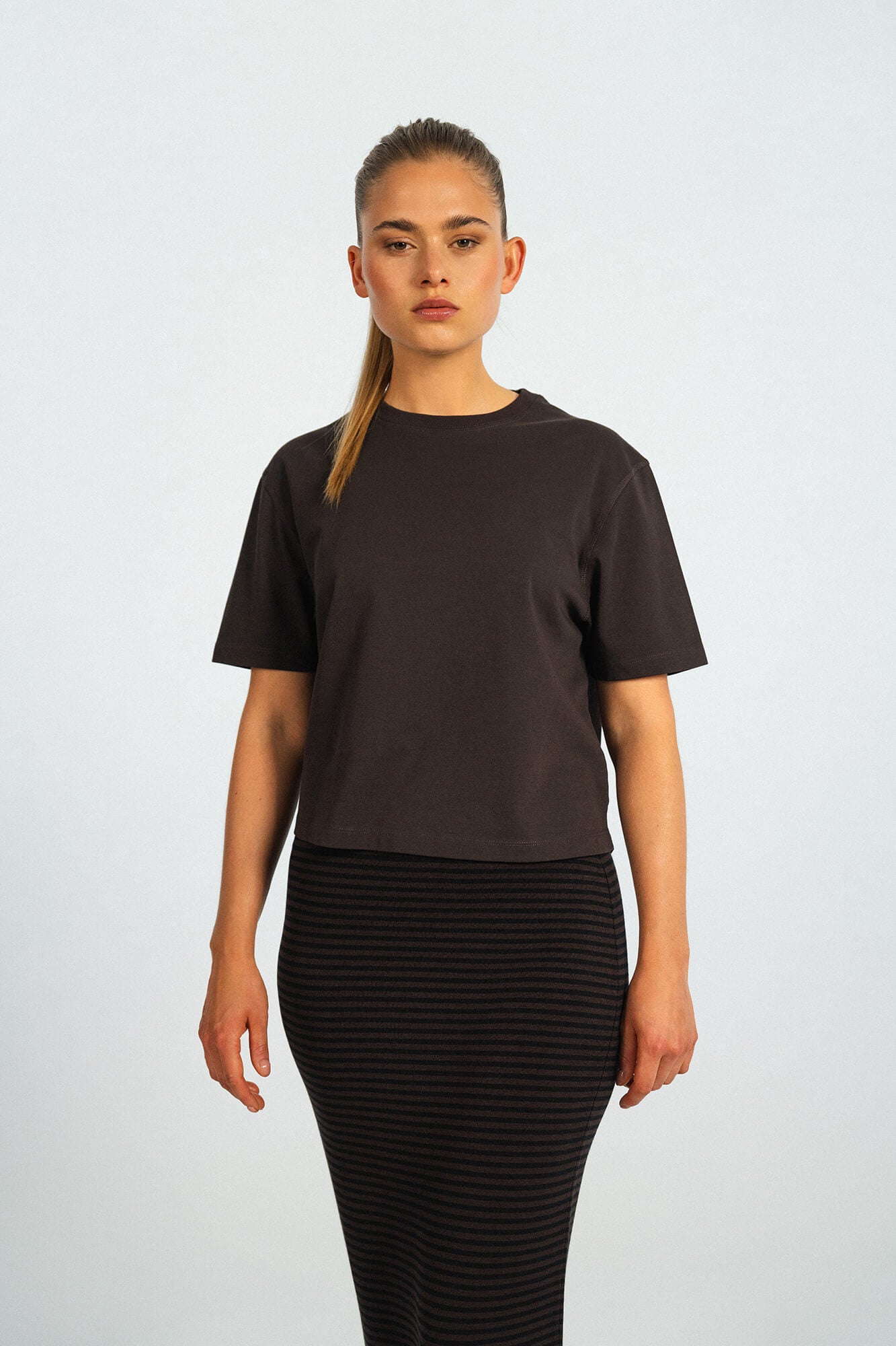 T-Shirt Lou in Braun von vorne by VIVAL.STUDIO