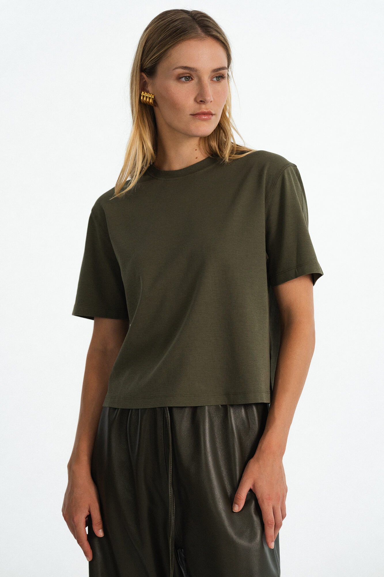 T-Shirt Lou in Oliv von vorne by VIVAL.STUDIO