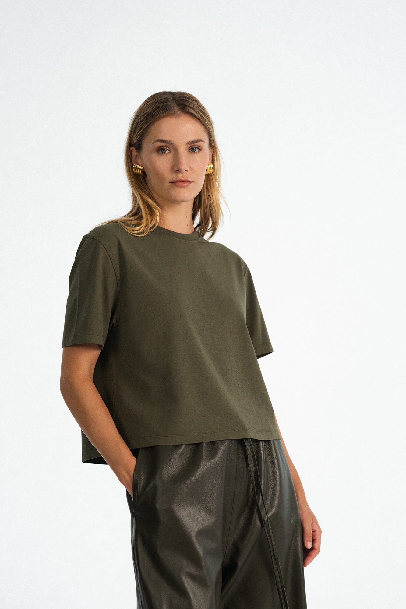 T-Shirt Lou in Oliv von vorne by VIVAL.STUDIO