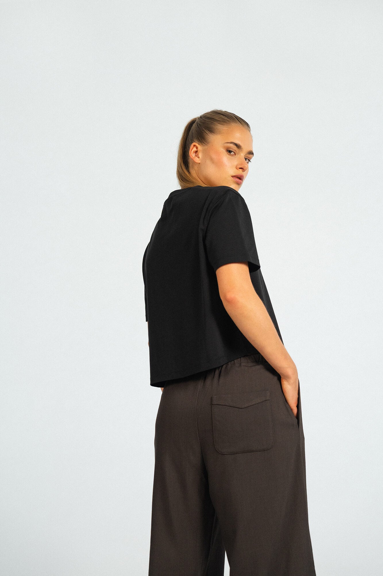 T-Shirt Lou in Schwarz von hinten by VIVAL.STUDIO