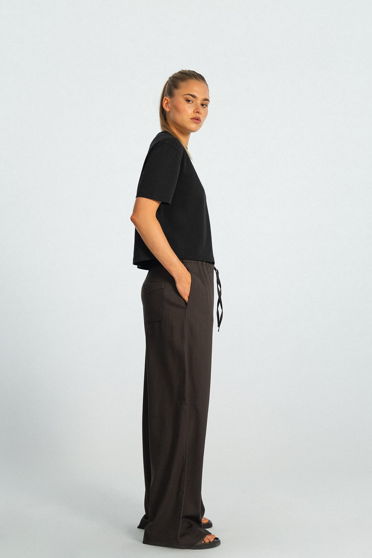 T-Shirt Lou in Schwarz seitlich by VIVAL.STUDIO